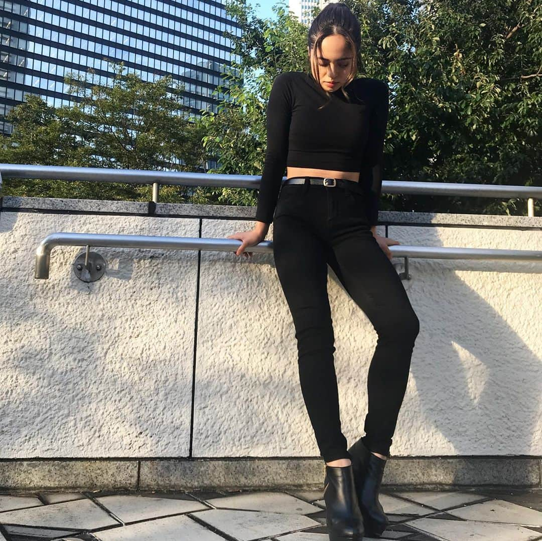 ステファニー チエミのインスタグラム：「all black🖤 可愛い黒デニムゲットしたのでオールブラックコーデ☺️  👖 @americaneaglejp   #allblackcode #aexme #AEjeans #デニムチャレンジ#ブラックコーデ#黒デニム」