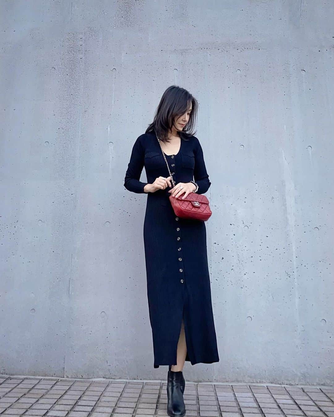 笹倉麻耶さんのインスタグラム写真 - (笹倉麻耶Instagram)「Zaraコーデ 黒と赤、やっぱり好きだなぁ🖤❤️ ・ ・ ・ シャネルのバッグは アンバサダーをつとめている ラクサス @laxus__official で お借りしました。 大好きなシャネル @chanelofficial で しかも好きな赤❤️ ベージュにも合わせやすかったので うれしいです😊 ・ ・ 洋服と靴は @zara  ・ ・ ラクサスは 登録時に紹介コードを使っていただくと レンタル時に使用できるポイントがもらえるよ。 【k51r8】👈こちらを入力してね。 ・ ・ ・ #ラクサス #ラクサスアンバサダー #シャネルバッグ #chanelbag #ザラジョ #ザラコーデ #大人コーデ #アラフォーコーデ #アラフォーファッション #ファッション好きな人と繋がりたい」10月1日 9時54分 - nicomaya2525