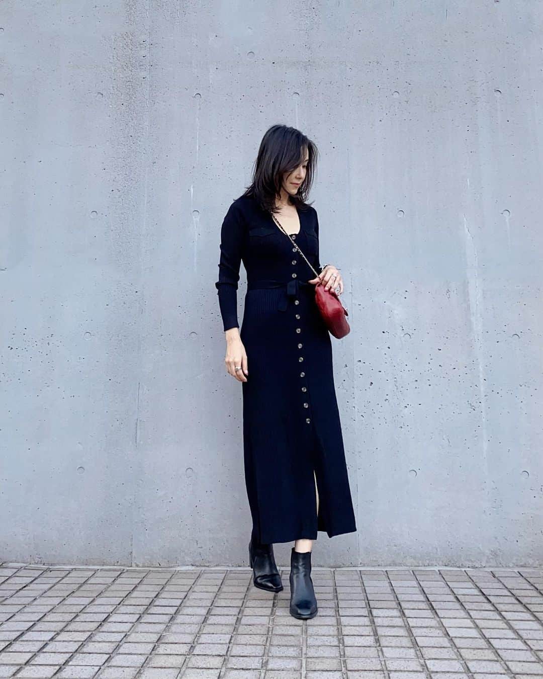 笹倉麻耶さんのインスタグラム写真 - (笹倉麻耶Instagram)「Zaraコーデ 黒と赤、やっぱり好きだなぁ🖤❤️ ・ ・ ・ シャネルのバッグは アンバサダーをつとめている ラクサス @laxus__official で お借りしました。 大好きなシャネル @chanelofficial で しかも好きな赤❤️ ベージュにも合わせやすかったので うれしいです😊 ・ ・ 洋服と靴は @zara  ・ ・ ラクサスは 登録時に紹介コードを使っていただくと レンタル時に使用できるポイントがもらえるよ。 【k51r8】👈こちらを入力してね。 ・ ・ ・ #ラクサス #ラクサスアンバサダー #シャネルバッグ #chanelbag #ザラジョ #ザラコーデ #大人コーデ #アラフォーコーデ #アラフォーファッション #ファッション好きな人と繋がりたい」10月1日 9時54分 - nicomaya2525