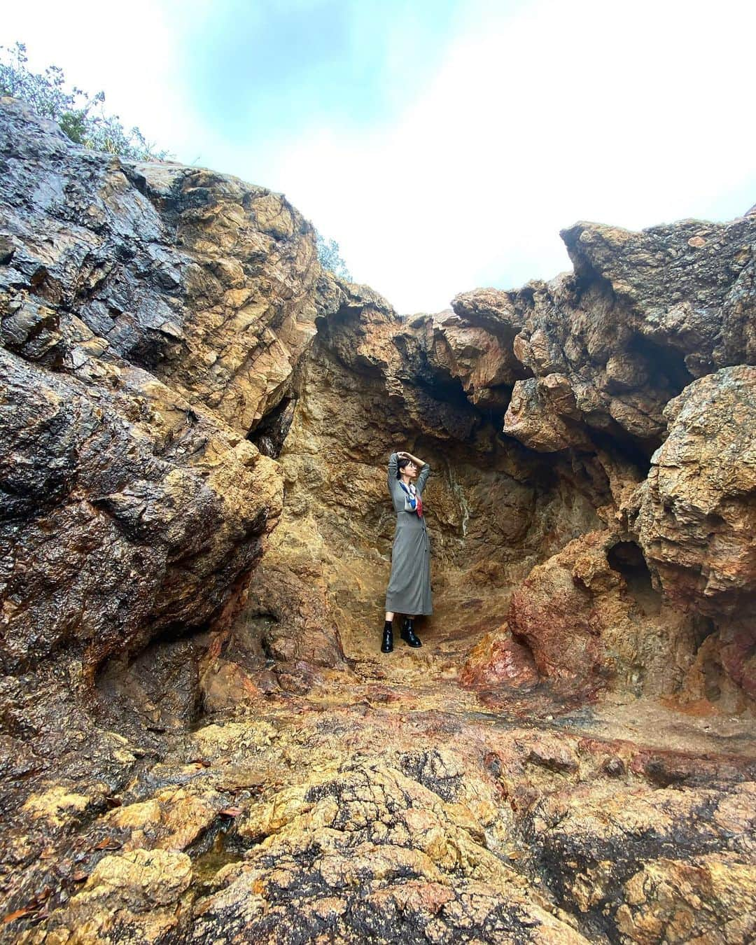 西村みえこのインスタグラム：「念願叶って  仙酔島へ☺️⚓️♨️  広島市から約2時間弱🚗鞆浦港へ。  そこからフェリーで5分。  五色岩と 江戸風呂堪能♨️  五色岩は神々しかったです。  龍神さまもいたよ。  蒸し風呂に胎内風呂に色んなお風呂に入れて 気持ち良すぎ。  いやー。今回はパワーが凄かった。デトックスもあるんどけどとにかくパワフルで。 ワクワクしちゃった。胎内風呂では色々込み上げて真っ白な？世界に連れてってもらったよ。😇♨️👁‍🗨  またいこーっと。  #japan #hiroshima #仙酔島  #鞆の浦 #福山市 #広島県 #五色岩 #アーユルヴェーダ #江戸風呂 #miekonishimura」