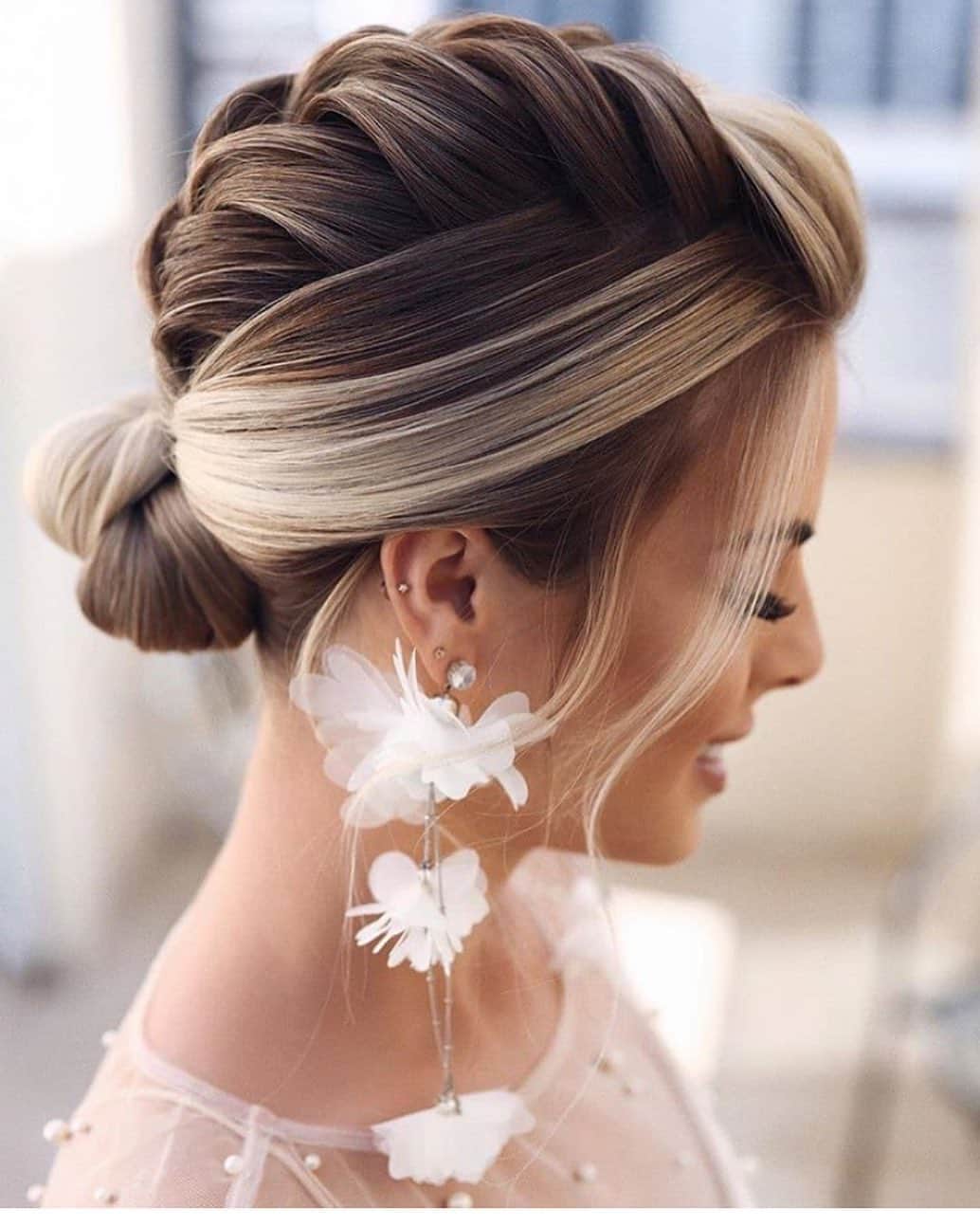 のインスタグラム：「Highlights + braids + hair updo ♥️ isn’t it a gorgeous hairstyle? . . . . . @tonyastylist  . . . .  #dress  #vestido #weddingdecor #decoracaocasamento  #wedding #bride #bridetobe #noiva  #vestidodenoiva #weddingdress #weddinggown  #casamento #honeymoon #luademel #destinationwedding #weddingideasbrides」
