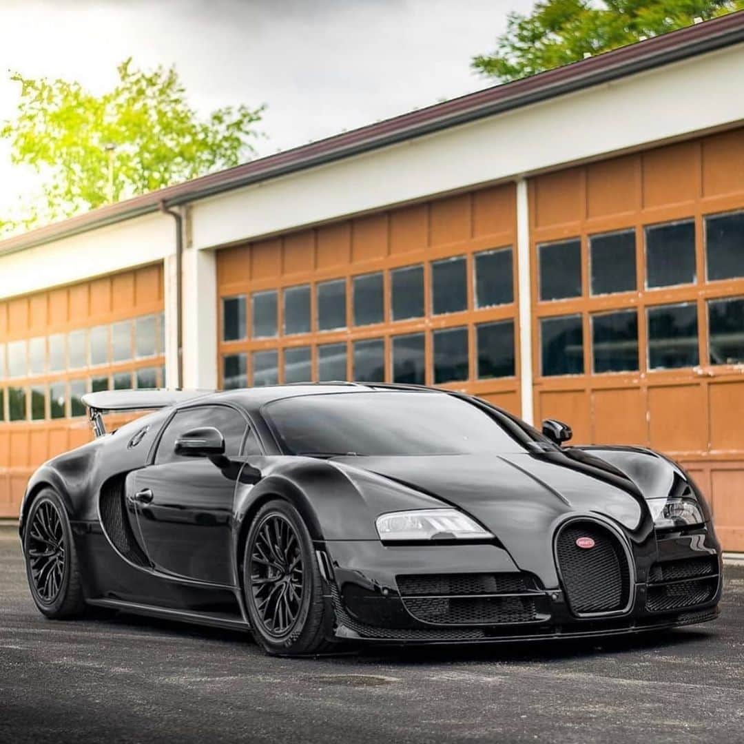 CarsWithoutLimitsさんのインスタグラム写真 - (CarsWithoutLimitsInstagram)「🚨 WANTED: BUGATTI VEYRON🚨  Looking for a Bugatti Veyron with 6,000 miles or lower. Maximum budget of $1.1M. Seller will be directly in contact with buyer, no middle men! DM @tedskilla   Photo @bzaps914   #carswithoutlimits #bugatti #veyron」10月1日 10時09分 - carswithoutlimits