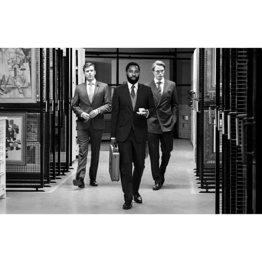 信國太志のインスタグラム：「“Your Brooks Brothers suit won’t cut it in these circles,”  話題のTenetの劇中、マイケルケインは主人公に "君のブルックスのスーツは我々の仲間には馴染まない。テーラーを紹介しようか？" と言います。 これは一切ユーモアがない作品の中、監督からのマイケルケインの英国的スノッブさへのオマージュのように出てくる会話でブルックスをディスる意図でなければ僕がここに引用するのもそのような意図ではありません(関係者諸氏どうかお気を悪くなされぬよう)。 面白いことに主人公が実際に着てるのはブルックスでない上に劇中の全スーツが個々に異なるテーラーに仕立てられ、既存のブランドの既製服は一切ないそう。 また、この会話の次のシークエンスから主人公のスーツはより良く見えるものに変わるべく、先の会話のシーンでは、凄く良いわけではないけど、かといってドナルド・トランプのようにはだらしなくならない衣装を計算して仕立てたのだとか。 ちなみに参考にしたのは007ですが、ショーンコネリーではなくロジャームーアだとは衣装デザイナーの弁。 また身代わりシーンを演じるスタントマン用には全く同じ物をスタントマンに合わせて作ったとか。 ちょっとネタバレ感ありますがストーリーの複雑さを追うのに忙しく衣装には目がいかないでしょうからこれくらいの情報は事前にインプットしといた方が面白いし、難解さに二度目を観る方もそのような視点で御覧になられたら面白いかと。#tenet #suits」