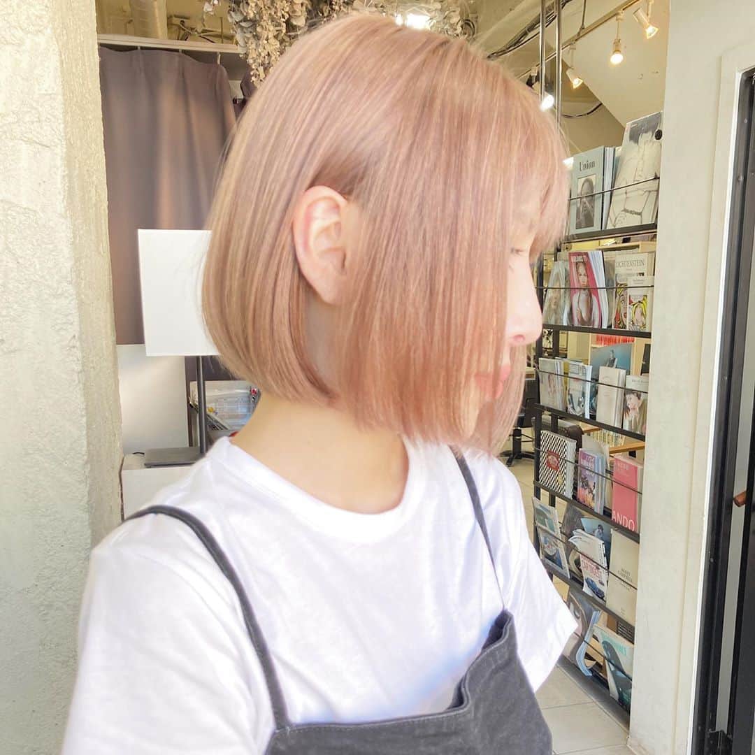 山下 誠矢のインスタグラム：「まろやかなホワイトベージュ！！ 今日から10月ですね！今月も頑張ろう💪  やっぱり長い目で見ると、どんな商売や人生でも良い時、悪い時がありますよね。  波みたいなもんで、自分の所に波が来てない時もあって。 そういう時にいくらもがいても疲れるだけ。  落ち目の時とか、あかんときに、誠実にやってきた人は、周りが助けてくれる。 引っ張り上げてくれるっていうかな。  結局、お金を持ってても持ってなくても。 人に与える気持ちがあったり、 誠実にやってる人は誰かが必ず見てると思う。美容師の場合はお客様がそれに該当するかな。いい時も悪い時もお客様に支えられてるのを実感できるいい仕事👍 ・ ・ 気になるスタイルがあれば保存してカウンセリング時にみせてください😊 ・ 簡単スタイリングで再現性◎ ・ ・ 最近Instagramを見てご来店されるお客様が多くて嬉しいです😆ありがとうございます🙇‍♂️ ・ ・ ヘアスタイルでお悩みの方 是非お任せください！！ 可愛くします💪 ・ 2回3回と回数を重ねる度に収まりも良くなり可愛いくなっていくのが僕のカットです💪 ・ ・ ご予約はプロフィールのURLからお待ちしてます🙇‍♂️ ・ ・ #yama_short ・ #大人カジュアル#丸みショート#髪型#美容師#ショートヘア#前下がりショート#ショートスタイル#ボブアレンジ#ハイライト#グレージュ#ショート女子#ハンサムショート#ミニーショート#大人ショート#イルミナカラー#LALA_hair#東京#新宿#小顔ヘア#hair」