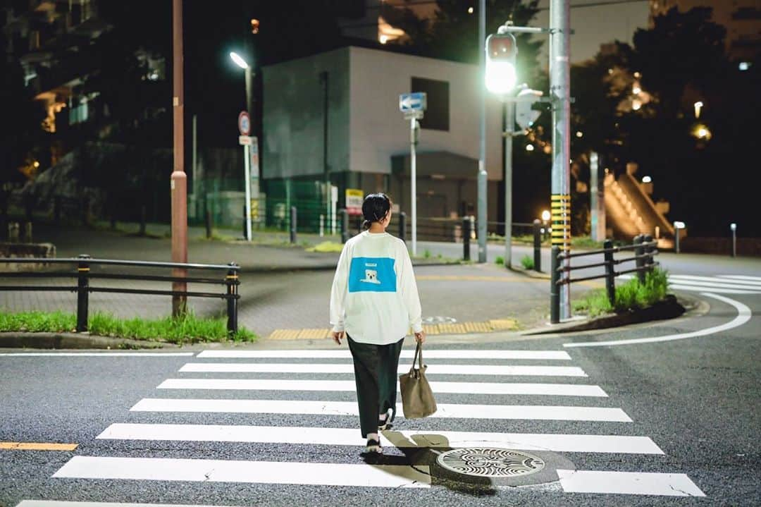 &eatのインスタグラム：「こんにちは。 &EATの山内ミユウです。 皆さん、タコ食べてますか。 私は最近タコを食べる機会が増えました。 TT"で「白木耳とタコのセビーチェ」を出しているのですが、そちらが大変おいしくて……。 ぜひ召し上がっていただきたい。 ぷるぷるコリコリの食べ応えはやみつきになります。  タコつながりの大ニュースとして、YWEの新作ロンTが仕上がりました。 なんと、かわいいイヌさまと、質感感じるタコさまの出演です。 @alittleknowledgestore  オンラインストアのみで販売いたします。 こちらは、追加販売はしない予定ですので、皆様お早めにご検討くださいませ！  もうすっかり秋。 さらっと羽織れる薄手のアウターや、しっかりした生地感のトップスで過ごしたい時期。 ちょうどL/S TEEが着心地良い時期に入りました。 着るだけで存在感のあるデザインですので、たくさん着ていただけると嬉しいです。  また色々楽しいお知らせできるように、&EATでも投稿していきます！ 今日も素敵なものたくさんご用意して、お店で（現実でもオンラインでも）お待ちしております！  #maisonYWE #alittleknowledgestore  #longtshirt  #ootdfashion  #ootd」