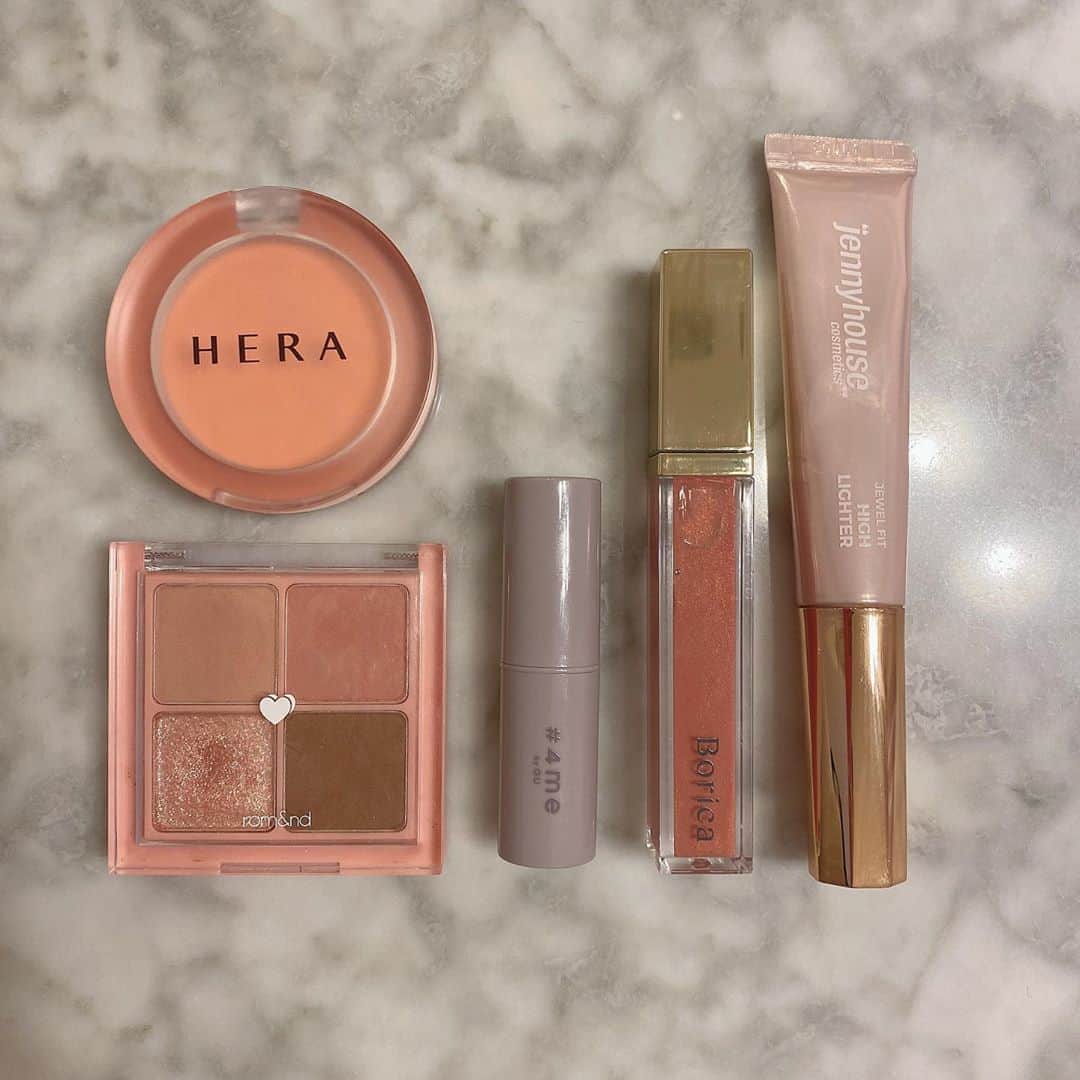 ひよんのインスタグラム：「👸💄💛 ㅤㅤㅤㅤㅤㅤㅤㅤㅤㅤㅤㅤㅤ 昨日のコスメ☺️ ●チーク @herabeauty_official  センシュアルブラッシャー 01 ㅤㅤㅤㅤㅤㅤㅤㅤㅤㅤㅤㅤㅤ ●シャドウ @romand_jp ベターザンアイズ 02 ㅤㅤㅤㅤㅤㅤㅤㅤㅤㅤㅤㅤㅤ ●ハイライト @jennyhouse_cosmetics  ジュエルフィットハイライトグローシャイン ㅤㅤㅤㅤㅤㅤㅤㅤㅤㅤㅤㅤㅤ ●リップ @gu_for_all_ #4mebygu Wリップスティック＋E 24 　　　　@borica_plump リッププランパーエクストラセラム 101 ㅤㅤㅤㅤㅤㅤㅤㅤㅤㅤㅤㅤㅤ ２枚目にどんな顔になったか載せたよ😂🧡ㅋㅋ 最近たくさん使ってるコスメたち✨ ㅤㅤㅤㅤㅤㅤㅤㅤㅤㅤㅤㅤㅤ #makeup #cosmetics #메이크업 #가을메이크업 #희영 #추천메이크업 #ひよん #コスメ #お気に入りコスメ #秋メイク」