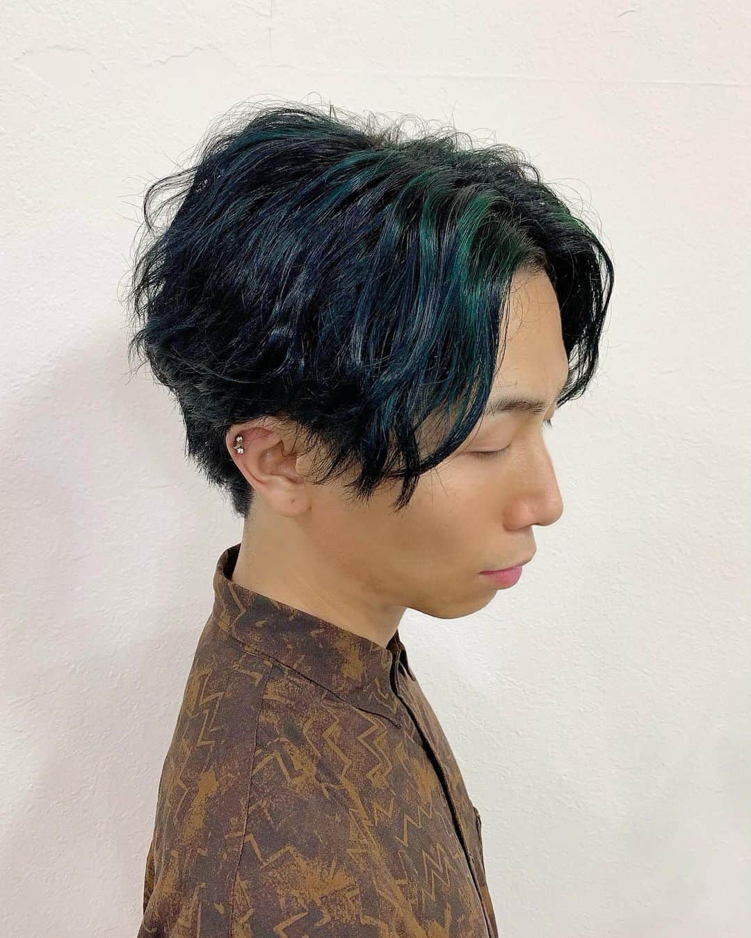 salon PRATiNO(サロンプラチノ)のインスタグラム：「. ✨メンズマットグリーンメッシュ✨. . 表面に着色剤で深みのあるグリーンを メッシュでON❗️ ベースは、少しネイビー感を出した ブルーブラックに✨ . . 【CLAVIS PRATINO】 ◇月曜日～土曜日 10:00～20:00 ◇日曜日 10:00～18:00  ※定休日なし ※時間外はお問い合わせください。 愛知県名古屋市中区錦3-4-19石垣ビル７Ｆ ☎︎052-962-7017 . #hairstyle #hair #cornrow #braids #clavispratino #spiralperm #pratino #hairsalon #nagoya #haircolor #love #派手髪 #外国人風カラー #バレイヤージュ #グラデーション #コーンロウ #ブレイズ #スパイラルパーマ #特殊ヘア #ブラックヘア #美容室 #ヘアサロン #ヘアスタイル #ヘアカラー #クラビスプラチノ #名古屋 #栄 #錦」