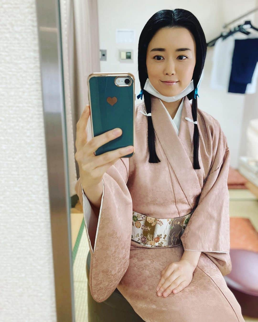 原田佳奈さんのインスタグラム写真 - (原田佳奈Instagram)「・ ・  お知らせです。  10/4(日) NHK 20時〜　『麒麟がくる』  初めて大河ドラマに参加させて頂きました。  お着物での撮影でフェイスシールドをしながらのリハーサルなど、みなさん大変な思いをしながら頑張っているんだなーと。  台風の影響で1週オンエアが延期になりました。  是非ご覧下さい🙂  #麒麟がくる #大河ドラマ #あの方の側室です #ちょっとだからお見逃しなく😗」10月1日 10時18分 - kanaharada1211