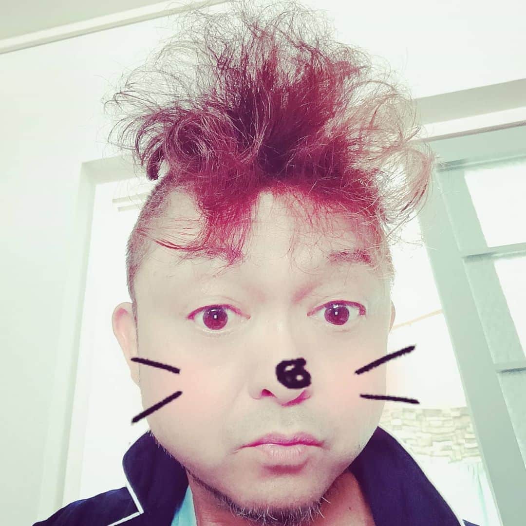 松本隆博のインスタグラム：「。 芸術は爆発だ💣🔥🔥🔥 リハしてくる♪…独りカラオケ (^○^)(˙◁˙)  今日も素敵な一日を！ ～人生遊歩道～」