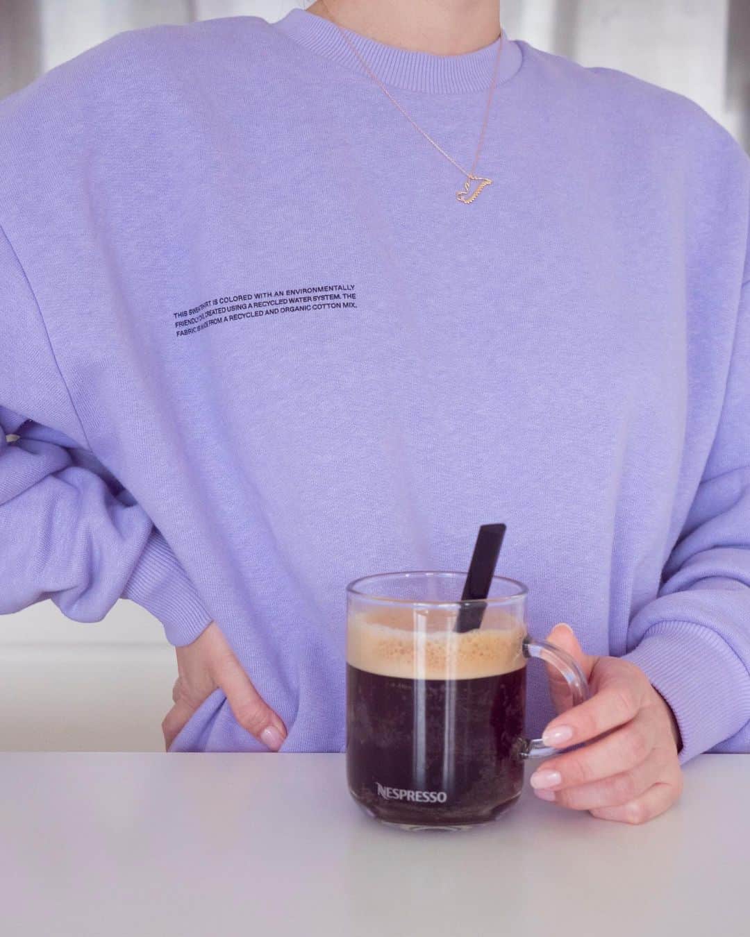 翁安芸さんのインスタグラム写真 - (翁安芸Instagram)「Morning with my @nespresso.jp coffee☕️ 朝のおいしい一杯。自宅でいつも飲んでいるネスプレッソのコーヒー＆カプセルがリサイクルできるのをつい最近知りました♻️👀 ﻿ ﻿ そういえば、今日着ているこのスウェットも、リサイクル＆オーガニックコットンの生地です💜﻿ ﻿ ネスプレッソのカプセルをオンラインで購入した際に一緒にオーダーできるリサイクルバッグ。早速使い始めました！美味しくて環境に優しいのも嬉しいですね🌱✨﻿ ﻿ #おいしさをつなごう #Nespresso #pr #リサイクル #リサイクルプログラム #coffeemorning #akiweng #翁安芸 #ネスプレッソ #サステイナビリティ」10月1日 10時19分 - akinyc