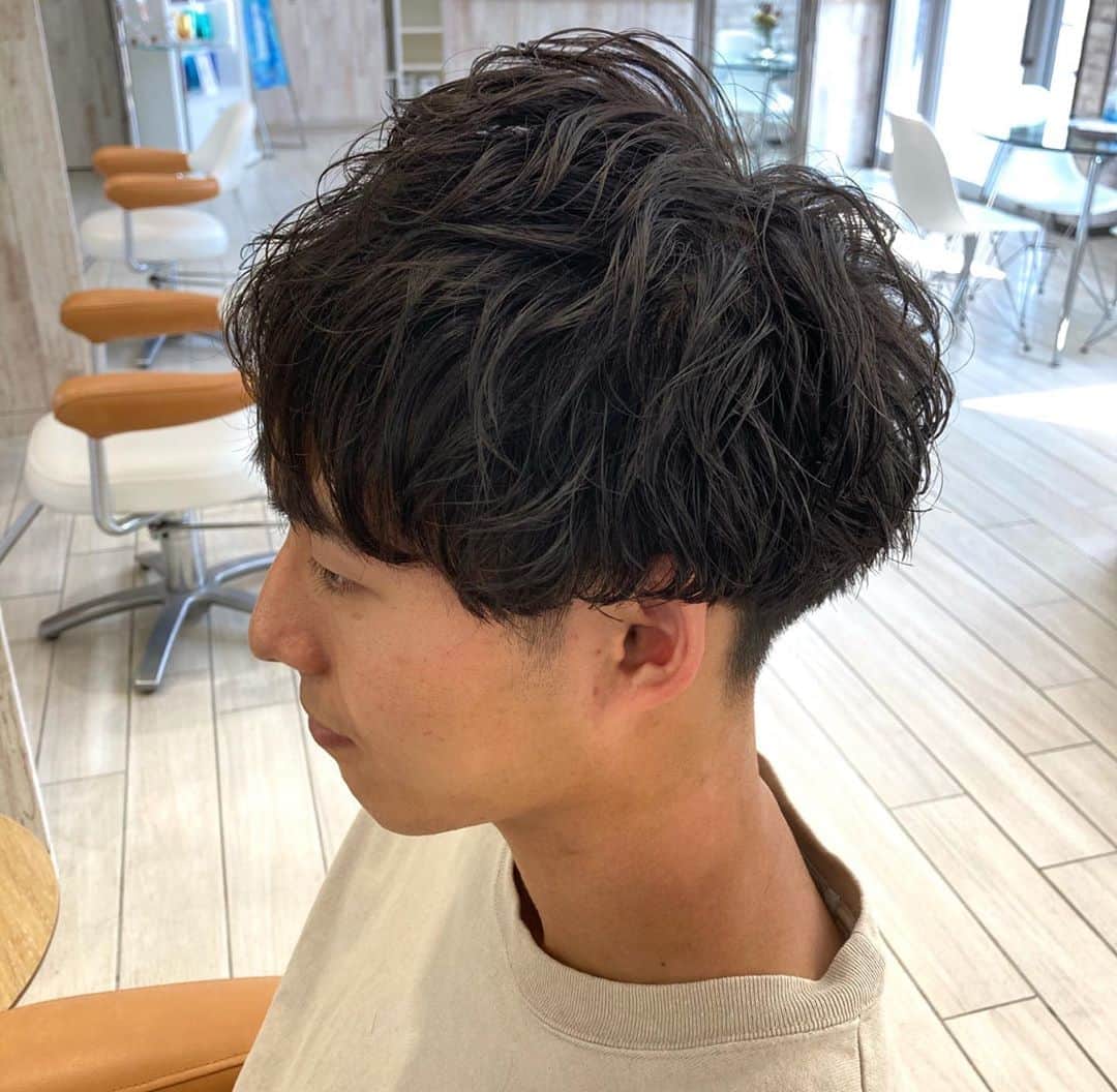 のインスタグラム：「５分、かかっても10分以内にセット完了な楽なやつ  #メンズショート #ショートマッシュ #メンズパーマ #ツーブロック #刈り上げ #黒髪」