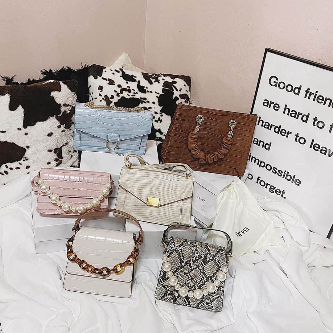 세이스타그램のインスタグラム：「👯🏽‍♀️爆買い姉妹👜これ持ってバチバチにメイクしてお出かけしたい♡」