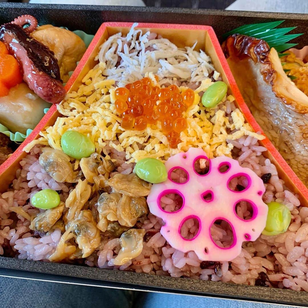高嶋政宏のインスタグラム：「全世界の人に食べてもらいたいな〜。 まさに日本の粋がすべて詰まった駅弁。 #masahirotakashima #ekiben #shinagawastation #tokyo #japan」