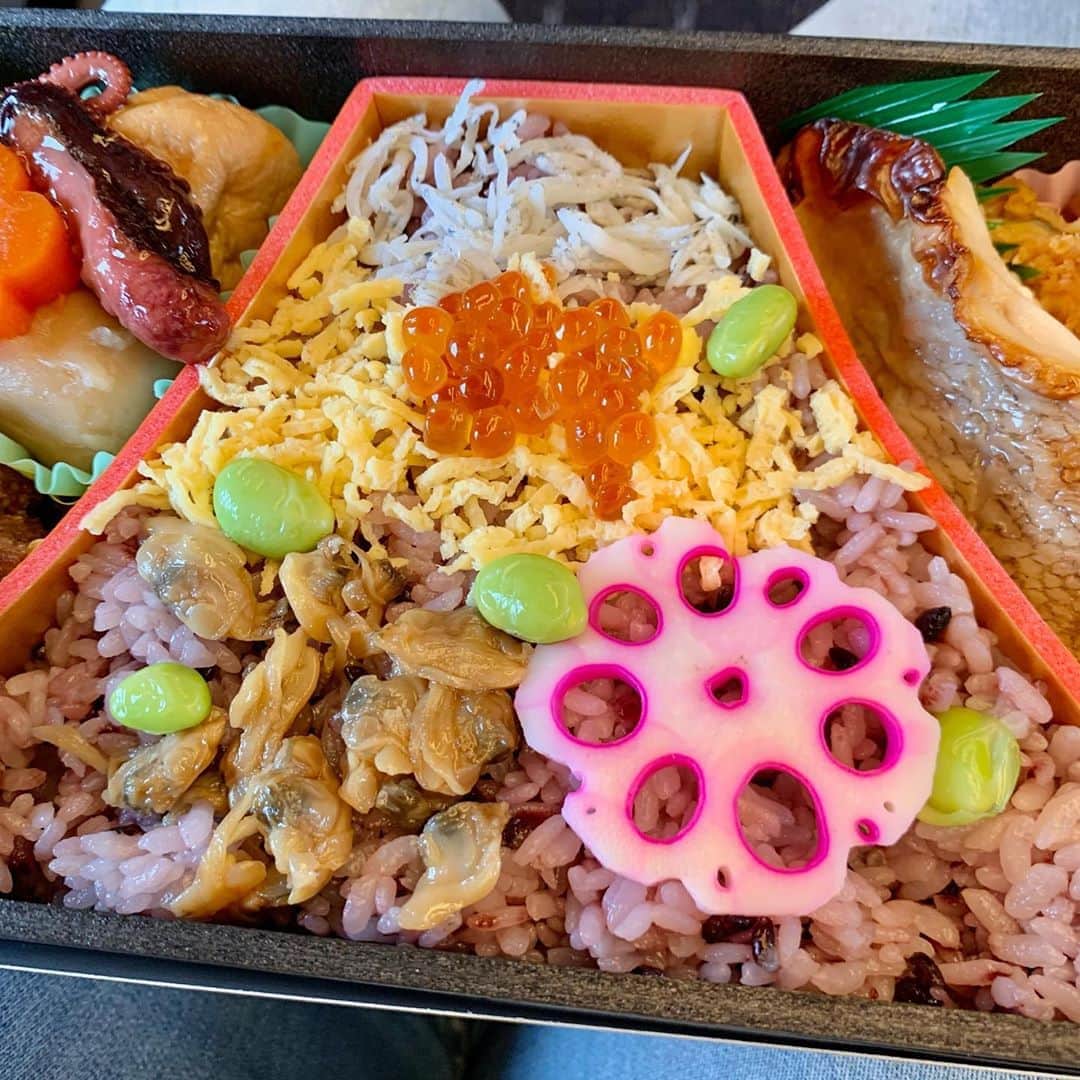 高嶋政宏さんのインスタグラム写真 - (高嶋政宏Instagram)「全世界の人に食べてもらいたいな〜。 まさに日本の粋がすべて詰まった駅弁。 #masahirotakashima #ekiben #shinagawastation #tokyo #japan」10月1日 10時45分 - starless1029