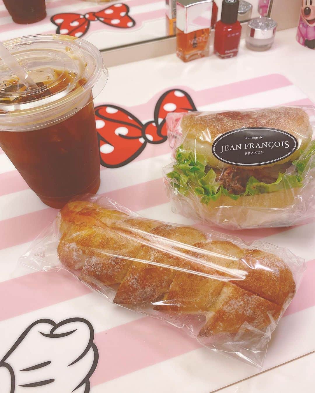 妃海風さんのインスタグラム写真 - (妃海風Instagram)「. . 10月。 もう、食欲の秋を感じている。 . 美味しいものを食べる幸せ。 お惣菜パンとコーヒーを休憩中に食べるのが至福の時です🥐☕️✨ . 美味しいパン屋さん巡りとか したいなあ☺️ . さあ、いってきます . #Gangshowman #シアタークリエ」10月1日 10時39分 - fuhinami_official