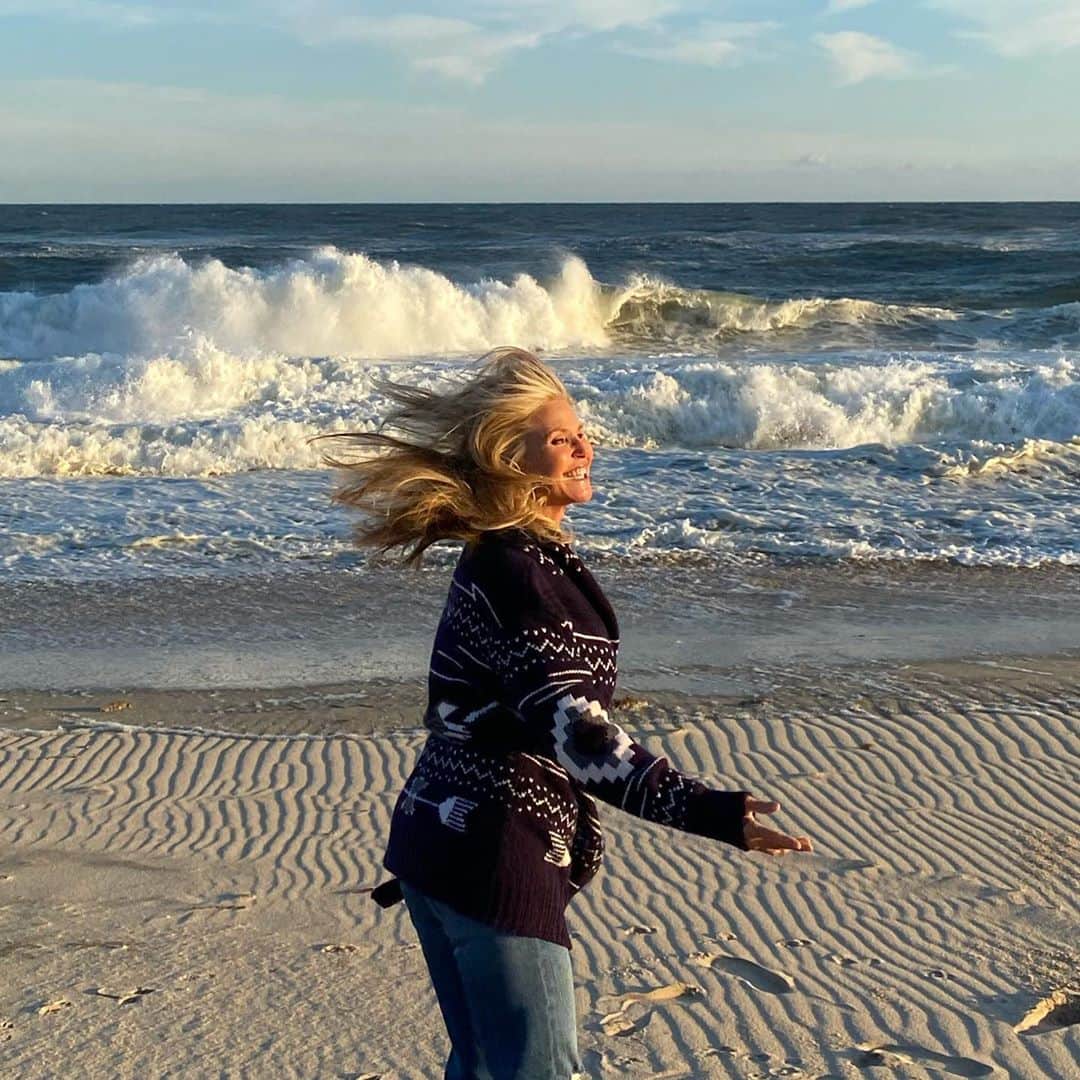 クリスティ・ブリンクリーさんのインスタグラム写真 - (クリスティ・ブリンクリーInstagram)「Blown away by the beauty of the sea and the wind patterns on the sand! 🌊🐚#chesterbrinkley loved messing it up with his little paw prints , little ears flapping in the briny breeze !」10月1日 10時46分 - christiebrinkley