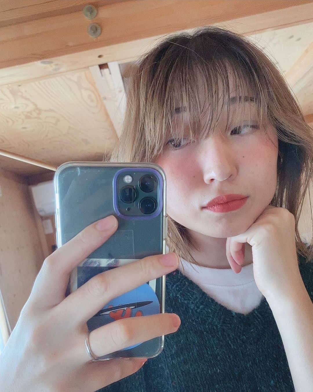 沙田瑞紀さんのインスタグラム写真 - (沙田瑞紀Instagram)「家にずっといるし、 出かけてもマスクしちゃうから 最小限で💄  顔でも緑の血管線が見えるタイプなので、チーク入れて血色よくすると安心おちつく☺️！  p.s.前髪が伸びてきました。」10月1日 10時55分 - mizuki_masuda