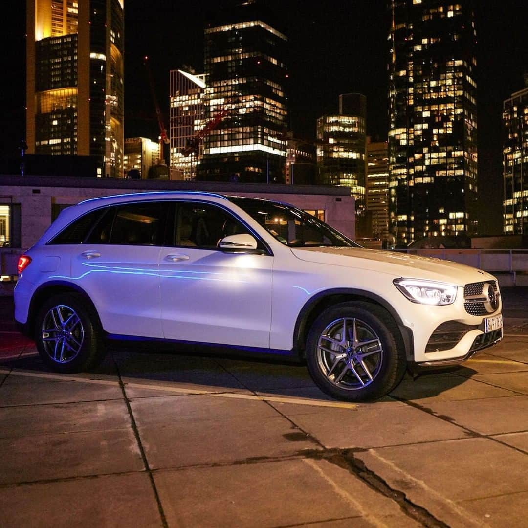 メルセデス・ベンツさんのインスタグラム写真 - (メルセデス・ベンツInstagram)「A symbol of modern luxury and the SUV-typical presence. The GLC combines both. 📷  @we.shoot.it for #MBsocialcar  #MercedesBenz #daimler #GLC」10月1日 11時00分 - mercedesbenz