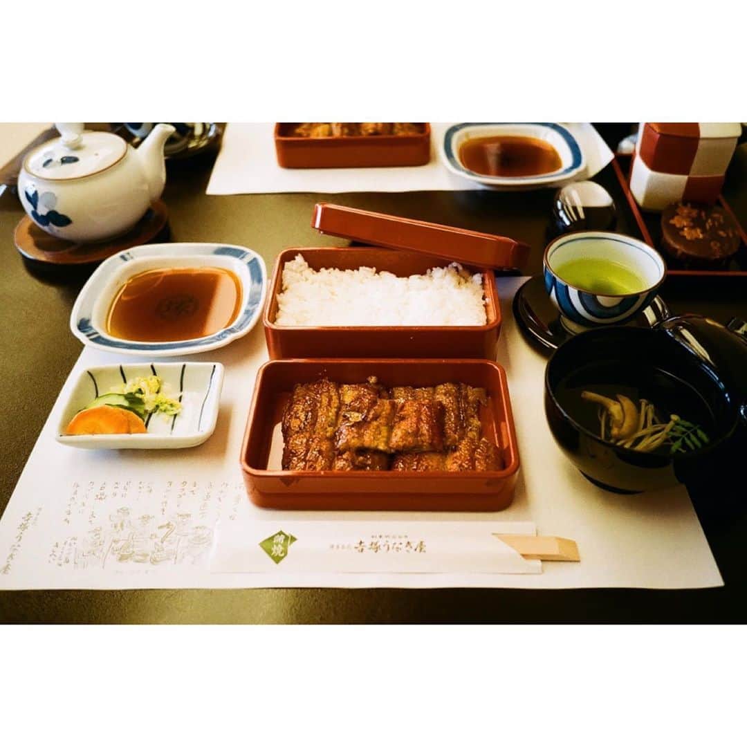 猪鼻ちひろのインスタグラム：「#film 📸🎞 さぁ10月がはじまったね🍠 なんだか幸せ続きでとってもハッピーな気分で更新しています。笑  1枚目はずーっと食べてみたかった #吉塚うなぎ  何年も前に初めて福岡に行ったときに @miyatasatoko ちゃんが沢っっっ山のオススメを送ってくれて、でもここは当時行けなかったので念願のでした。優しさの塊、聡ちゃんのこと想いながら美味しくペロリと完食しました。サクッとふわっと系うなぎ。最高でした🙏🏻  その他も九州出張の想い出たち♡ みんなの笑顔にキュン。とします。 想い出が蘇るよ〜撮っておいて良かった☺️  そう、カトラリーと同時進行で、九州ではまた違う物づくりも始めているのでまたみんなにお知らせできることを楽しみに頑張ります！ みんなも10月体調崩さず健康第一で！ 頑張りすぎず、元気にいきましょう🤝  #九州 #福岡ごはん #福岡 #ちひろtrip九州 #ちひろトリップ #ちひろフィルム写真 #アカウント作るか悩み中 #最後の写真タイミング合わなくてすごい口から出てるみたいになって汚くてごめん載せるか迷ったよ爆」