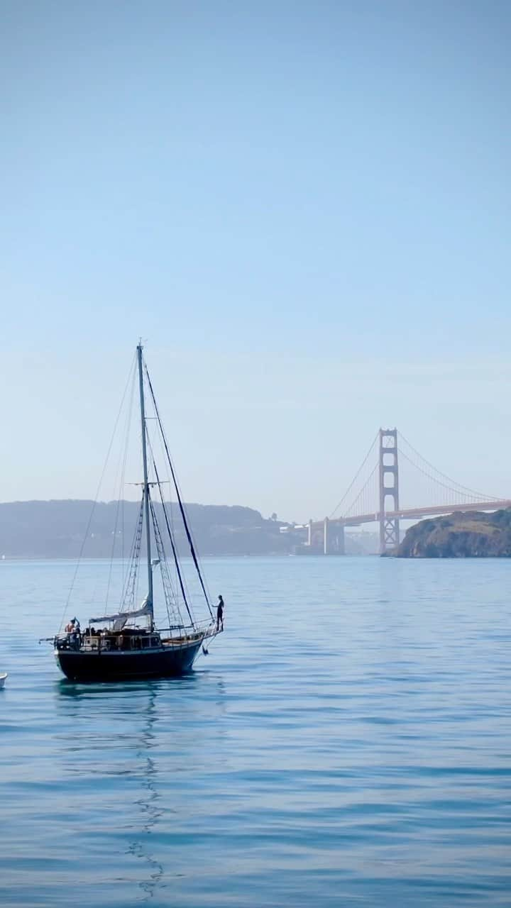 Travis Burkeのインスタグラム：「Headed out to sea. ⚓️ 📍Golden Gate Bridge  with @odyssey_alternative & @gypsealaysea.」