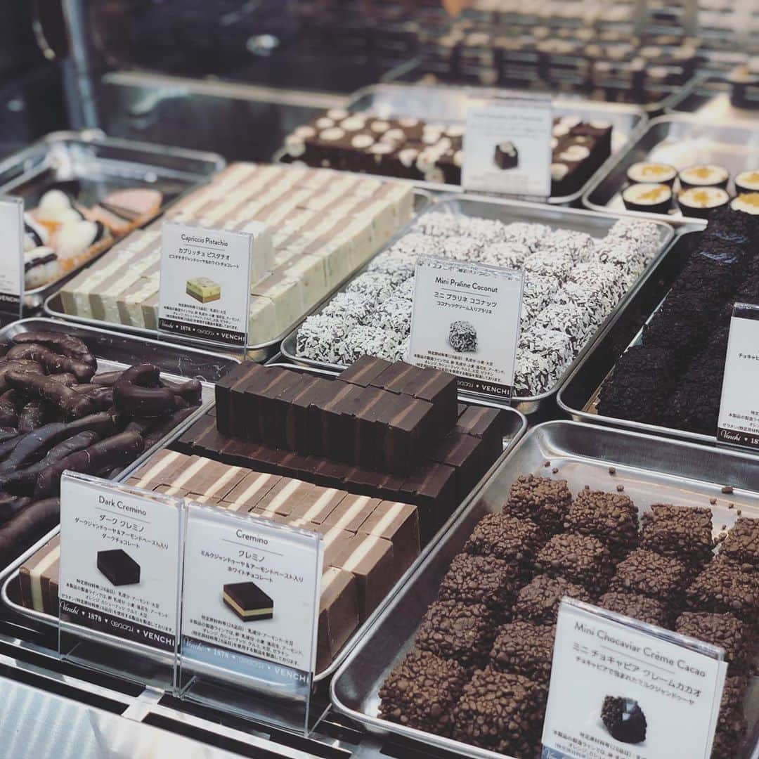 本田朋子さんのインスタグラム写真 - (本田朋子Instagram)「チョコレートが食べたくなる季節。  #チョコレート #量り売り #venchi」10月1日 11時04分 - tomoko_honda_official_phonics