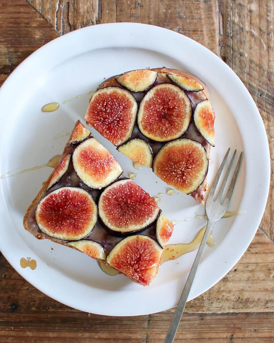 かおしさんのインスタグラム写真 - (かおしInstagram)「こんにちは〜‼️ 今日は#超熟の日 🍞 『毎日食べるものだから、おいしくて、あんしんなパンをお届けしたい。』 そのまっすぐな想いで進化し続けてきた食パン【#超熟 】の22歳のお誕生日です🎉 #勝手にPR ・ 誕生日ケーキ代わりに、#超熟国産小麦 を使って、あまぁ〜〜い【#イチジクのあんこチーズトースト 】を作りました👩‍🍳 イチジクは生のままでも美味しいのですが、少し焼くとねっとりとして甘みも増して、まるでジャムのように変化します。 この甘い#おやつトースト が、ブラックコーヒーに最強に合うのであります‼︎☕️😋 ・ レシピは#パスコサポーターズクラブ に投稿しています。  https://www.pasco-sc.fun/cooking/37107  ストーリーズにリンク貼っておくので、ぜひ作ってみてくださいね😘 ・ パスコこと敷島製パン株式会社(@pasco.jp )さんは、なんと今年で100周年‼️ こちらもおめでとうございます㊗️🎉 ・ #パン好きな人と繋がりたい #超熟のある暮らし #私のおいしい写真 #foodporn #onthetable #foodstagram #暮らし #おうちごはん #instafood #日々の暮らし #うつわ #器 #wp_deli_japan #おうちごはんlover # #IGersJP #とりあえず野菜食 #フーディーテーブル #キッチングラム #てづくりごはん365 #安藤雅信 #minaperhonen #ミナペルホネン」10月1日 11時05分 - cao_life