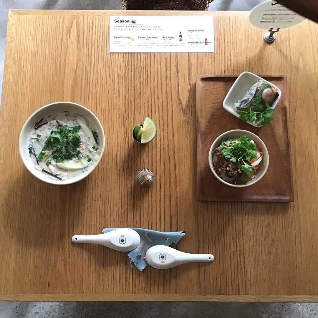 Pho 321 Noodle barのインスタグラム：「刈り薦（こも)のひと重を敷きて さ寝れども　君とし寝れば 寒けくもなし　-万葉集11巻より  ワイルドライスの名で　ネイティブ・アメリカンの常食でもあり　皮を煎じてお茶にしたり　お釈迦さまがムシロに編み　病人の治療をしたり　そして　古来から秋の到来を報せる真菰だけ、デトロイト、万願寺とうがらしと一緒に3rd noodleへ  タケノコのようにシャキシャキと　なめらかなココナッツ🥥ベースのsoupにとてもよく合います(数量限定　なくなり次第終了です)  その日の組み合わせで　リピーターの方にも　updatedした　新しい3rdを楽しんでいただけますように。  本日のsummer rollもデトロイトリーフ入りです。  引き続き　パクチーやハーブ　ピーナッツなど　盛り付けの際に苦手な素材　アレルギーのある食材は　抜きで碗やプレートをおつくり出来ます。 to go/for here 共に　ご注文の際に　スタッフまでお申し付け下さい。  今朝からの雨もやみ　空模様も明かるくなってまいりました。  皆さま　10月も宜しくお願い致します。  todays recommend:3rd noodle coconut green chicken pho, summer roll 1/2,mini pork rice,boiled 🥚/mix leaf topping ,com dong-pou-rou and hot rhubarb syrup aid  todays opening bgm📻rocket fuel/dj shadow & de la soul(eckle remix) 🐇🌾🌝  #delasoul #makomodake」