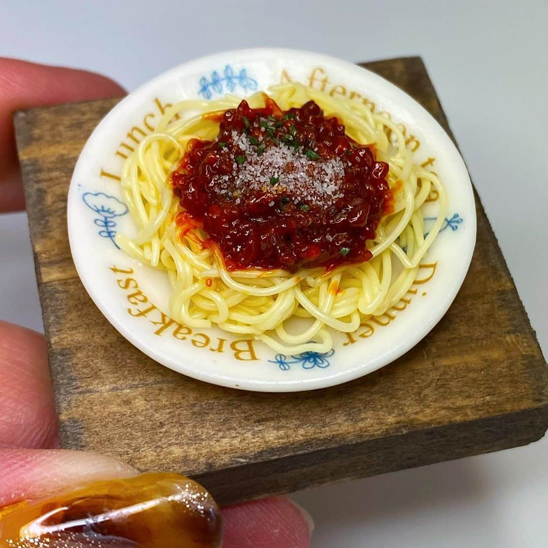 萩谷幹さんのインスタグラム写真 - (萩谷幹Instagram)「和食だけじゃなくて、 洋食も😄 喫茶店のミートソーススパゲティーのイメージで。 ミンチ肉と玉ねぎとにんじんのみじん切りも入ってるよ。 粉チーズもふりかけてお召し上がりください。 あっ、眺めるだけにしてね。 10月6日〜11日まで 広島三越8F催事会場にて キット販売あります。  #広島いいものうまいもの  #広島三越催事  #ミニチュアキット #キットのセットだけでほぼ完成 #ハサミは用意してね #初心者でも出来ます #喫茶店の #ミートソーススパゲティ  #パセコンも #粉チーズも #miniature  #樹脂粘土 #キンカンの工作室」10月1日 11時16分 - kinkan3