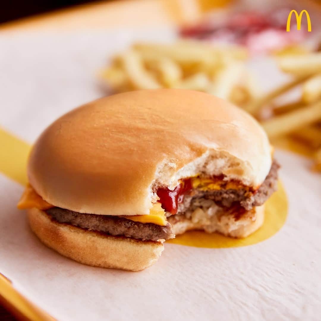 McDonald's Philippinesのインスタグラム：「Already thinking about lunch? Grab yourself a Cheeseburger! 🍔   Get one now via McDo Dine-In, Drive-Thru, Take Out, or Pick-Up. You can also order via the McDelivery PH App, website, or call 8888-6236 (for NCR).」