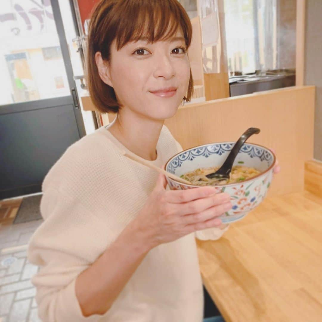 上野樹里さんのインスタグラム写真 - (上野樹里Instagram)「今日は５時台に家を出て、ロケ。静岡まで来ました！雨もやみ、無事撮影できました！😄✨近くのお蕎麦屋さんで桜海老のあったかいお蕎麦を食べて、これからまた移動です！皆さんも、体調に気をつけてあったかく過ごしましょうね！✨🎃  #お蕎麦」10月1日 11時29分 - _juri_art_