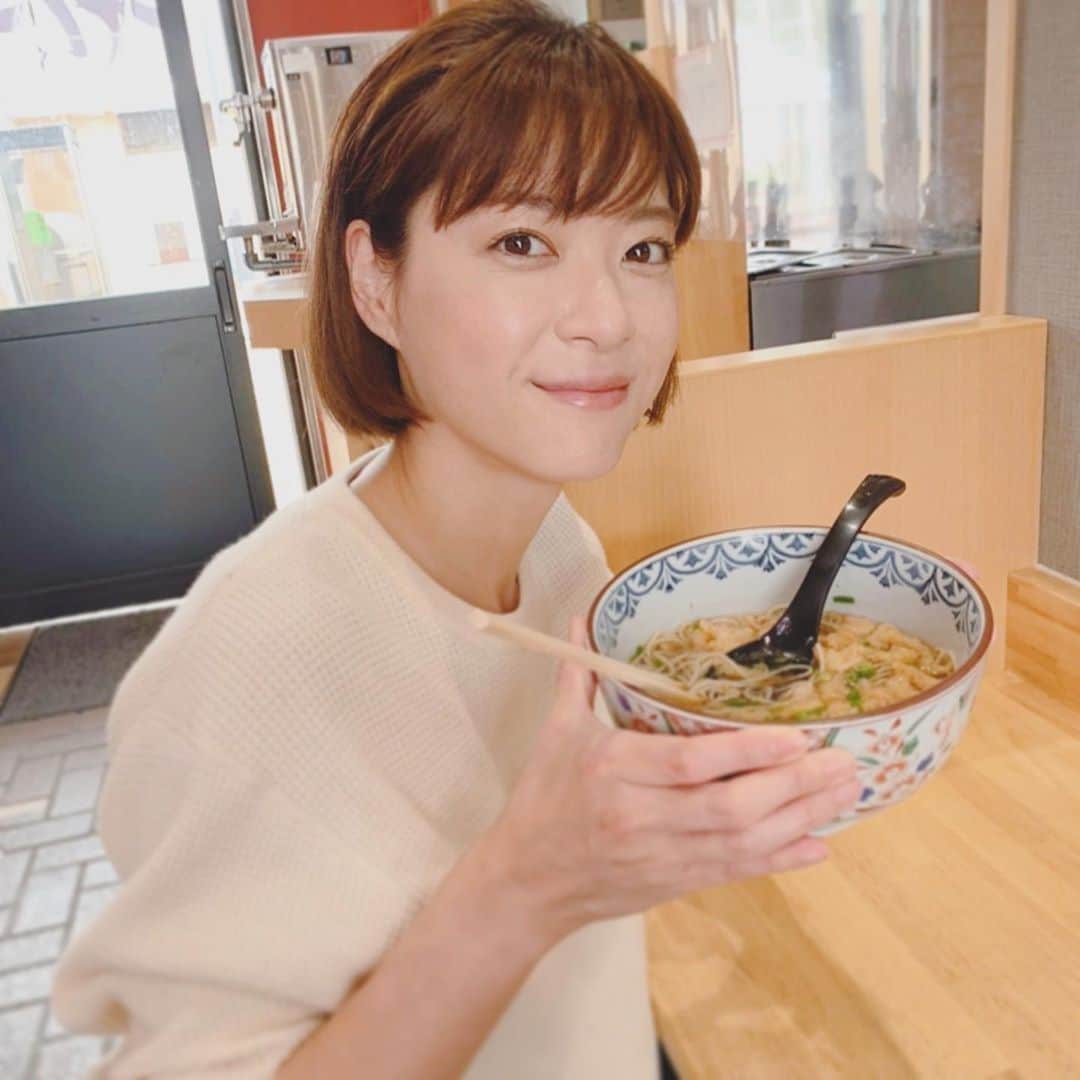 のインスタグラム：「今日は５時台に家を出て、ロケ。静岡まで来ました！雨もやみ、無事撮影できました！😄✨近くのお蕎麦屋さんで桜海老のあったかいお蕎麦を食べて、これからまた移動です！皆さんも、体調に気をつけてあったかく過ごしましょうね！✨🎃  #お蕎麦」