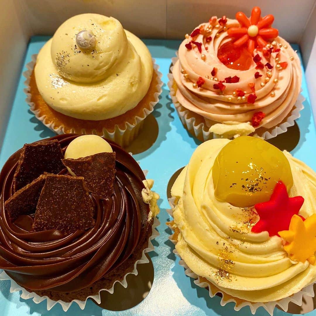 麻美さんのインスタグラム写真 - (麻美Instagram)「@kaoruko_k_s  . 本当にいつも優しい カコたん❣️ ． 可愛い😍カップケーキ🧁 秒で食べた🤣✌️ ． #cupcake  #present  #specialthanks」10月1日 11時26分 - mami0s