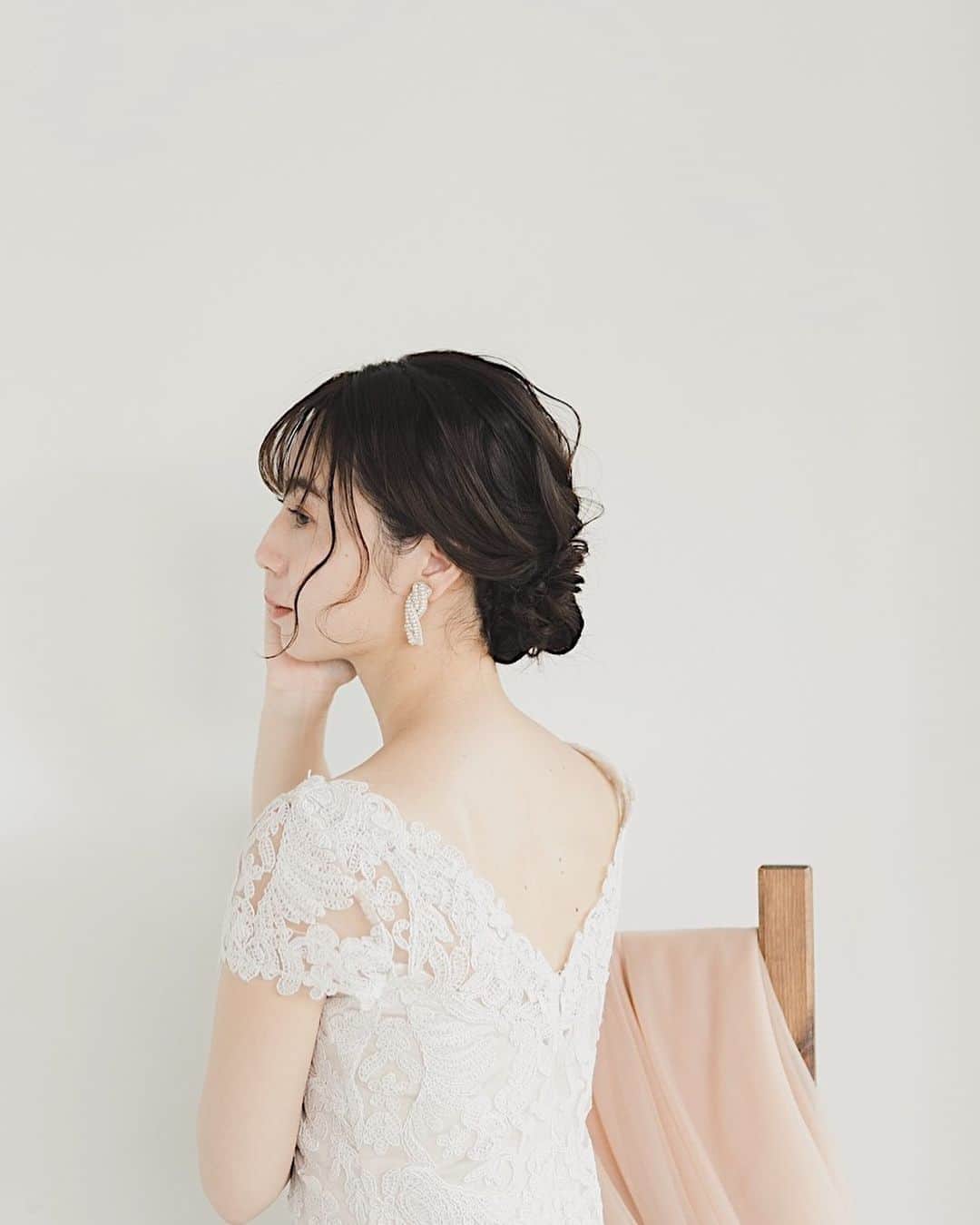 伊藤沙織のインスタグラム：「8月末に @options.official @nanako.un と一緒に撮影したデータをたーくさん頂きました📸💐プライベートの前撮りも秋にしたいので、ウエディングアカウントを作ろうか悩み中。。。💭見たい人いるかな🤔 . #プレ花嫁 ←よく見るタグ付けてみた」