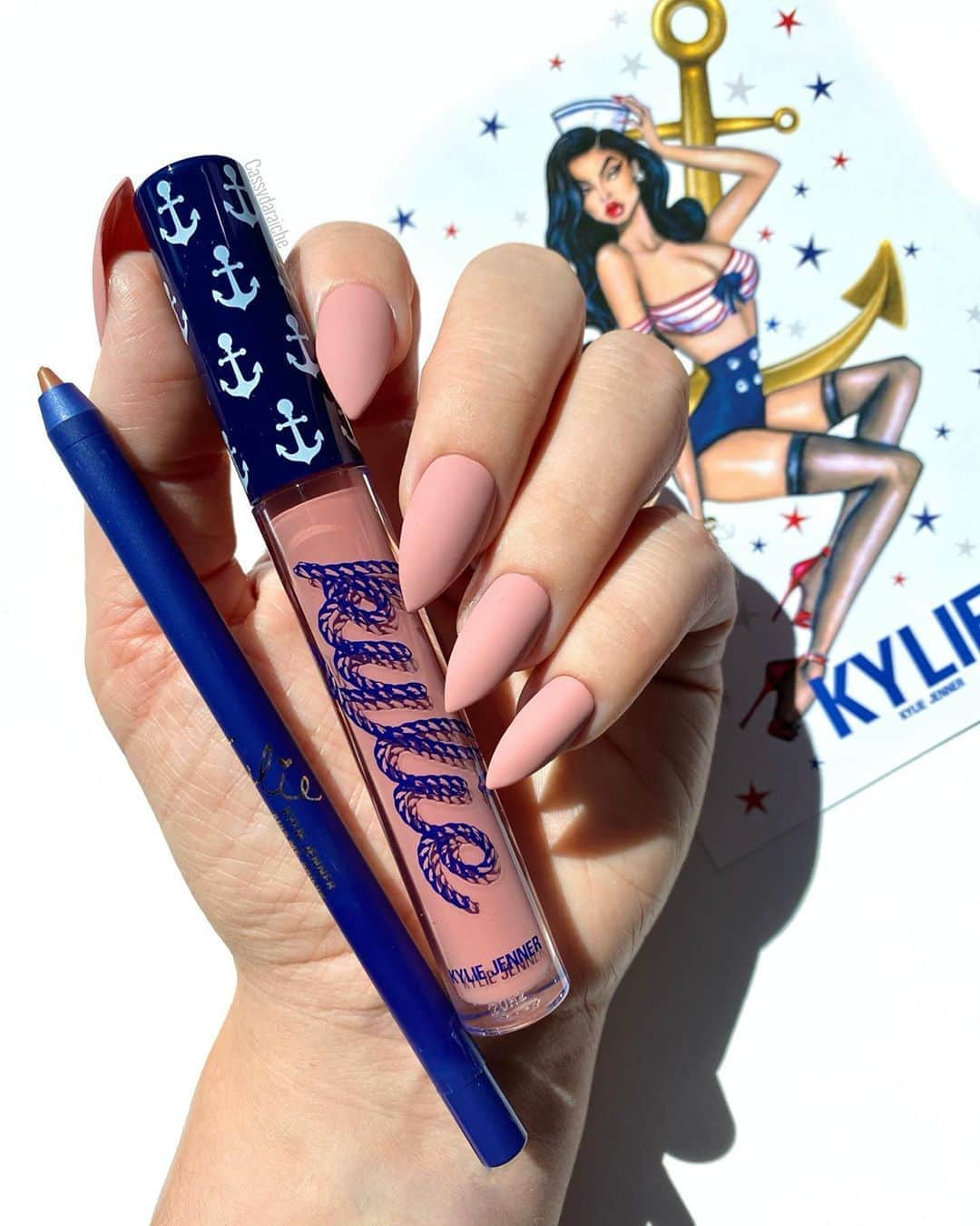 Kylie Cosmeticsさんのインスタグラム写真 - (Kylie CosmeticsInstagram)「kiss me, sailor lip kit ⚓️ a must-have soft nude mauve that pairs well with every look! ✨ get it now on kyliecosmetics.com 💙 photo by @cassydaraiche」10月1日 11時33分 - kyliecosmetics