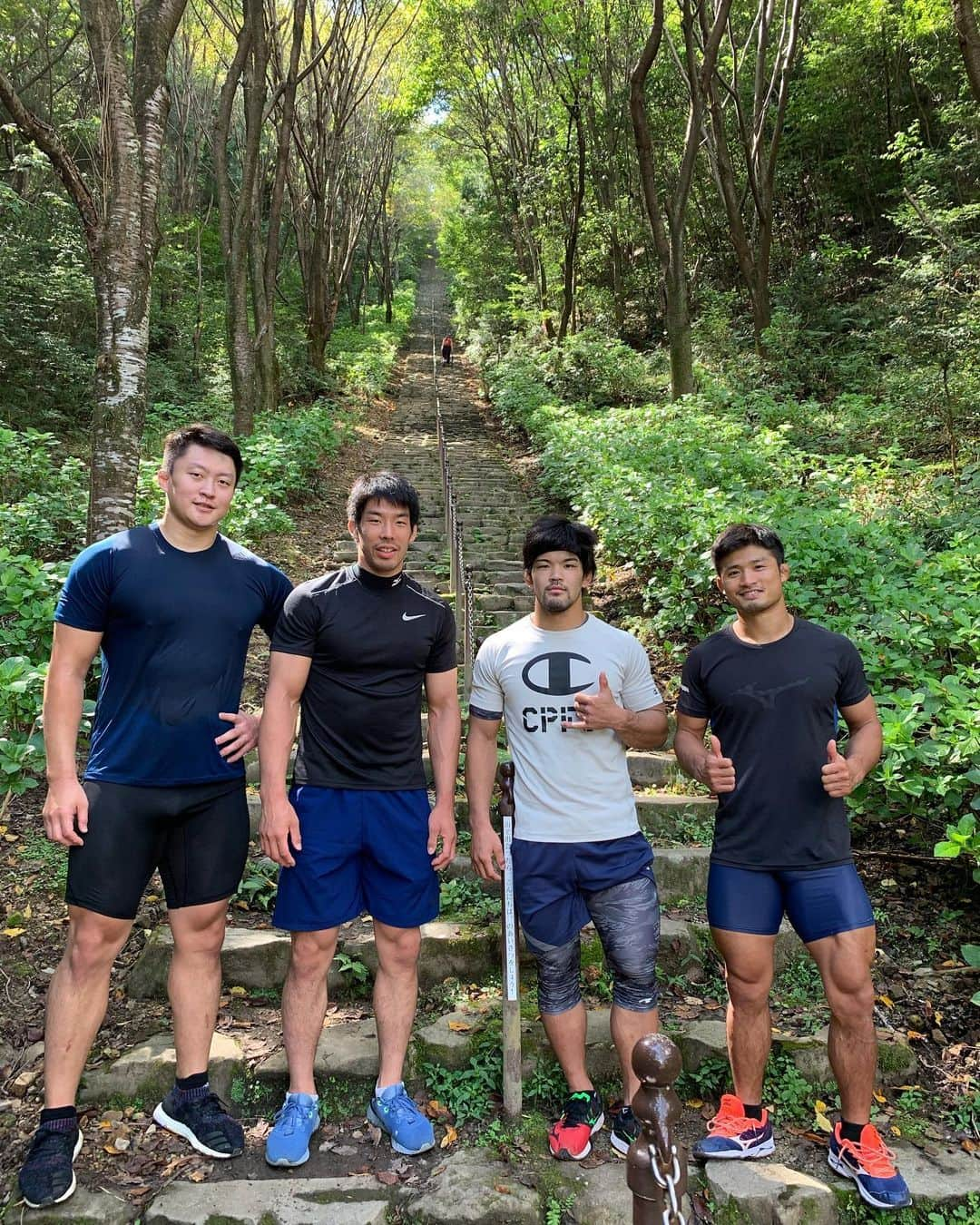 大野将平のインスタグラム：「愛すべき尊敬する三人の後輩とそりたつ階段トレーニング。  山口県の後輩 @harasawa73  旭化成の後輩 @nagatakajudo1014  天理大の後輩 @joshiromaruyama」