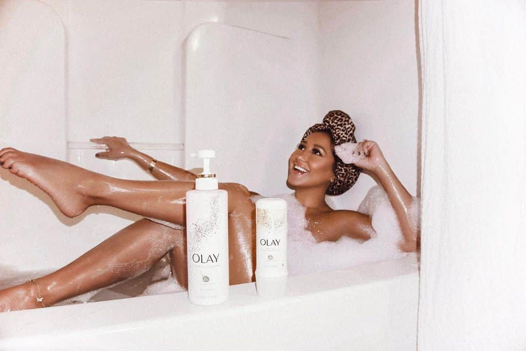 エイドリアン・バイロンさんのインスタグラム写真 - (エイドリアン・バイロンInstagram)「Just me in my mom’s house acting like I’m at a SPA! Lol. #ad Ever wonder why we have a million step skincare routines for our face but nada for our body?! Well NO MORE! I’m gonna be extra ALL AROUND! That’s why I’ve partnered with @Olay to share how I’ve absolutely seen a difference in my skin since using the skin care-inspired body wash with hyaluronic acid and the rinse-off body conditioner... & Using this collection is such a calming experience that literally leaves my skin feeling refreshed! #OlayPartner 🛁」10月1日 11時41分 - adriennebailon