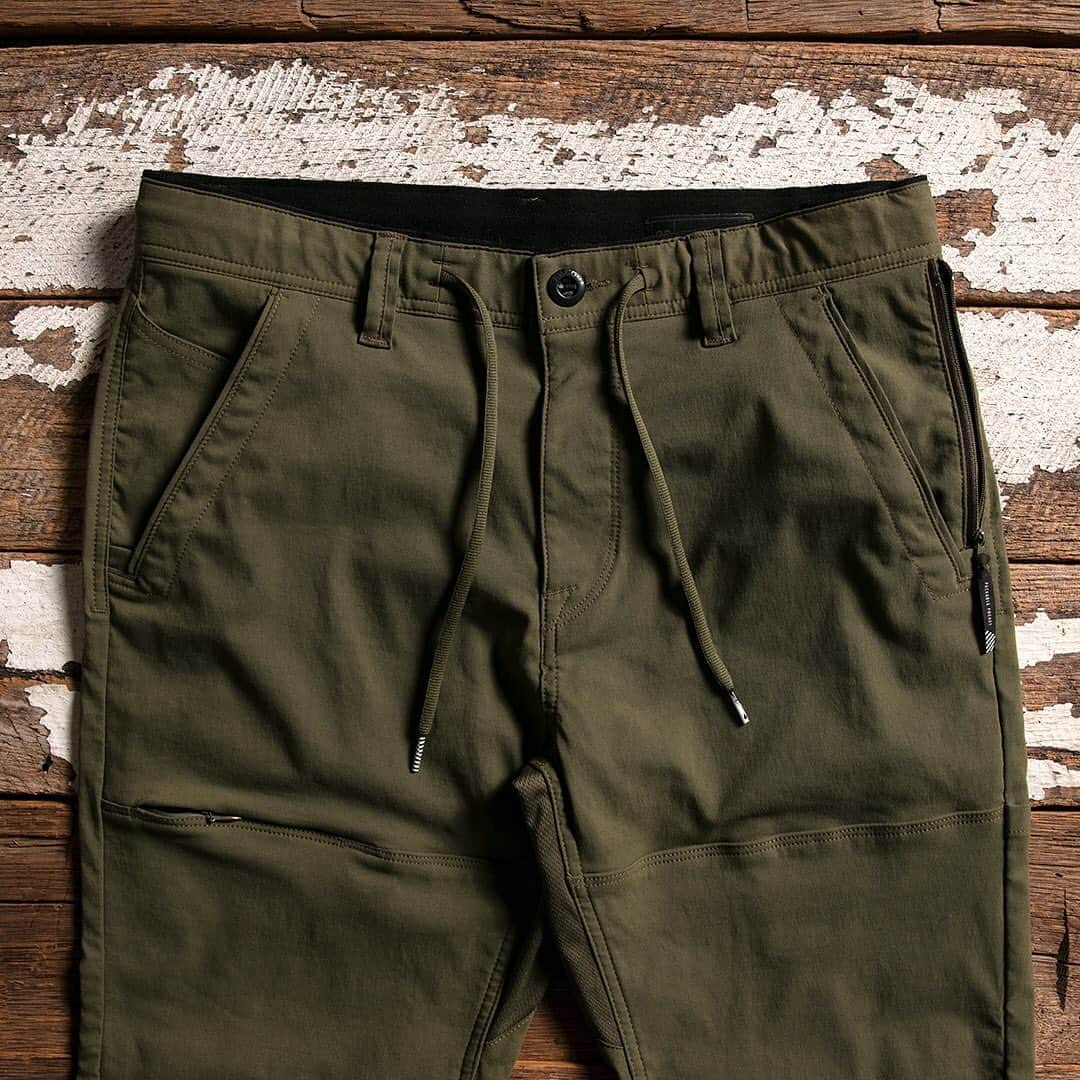 ボルコムのインスタグラム：「The 'Trail Master' pants are the only pants you'll need on your next adventure! ⛰️ A multifunctional travel pant with 8 pockets, some in the usual spots, others stealthy hidden, not to mention it's 100% self-packing and water resistant! 💦  Swipe up in the stories to find out more! vol.cm/pants 👈  #truetothis」