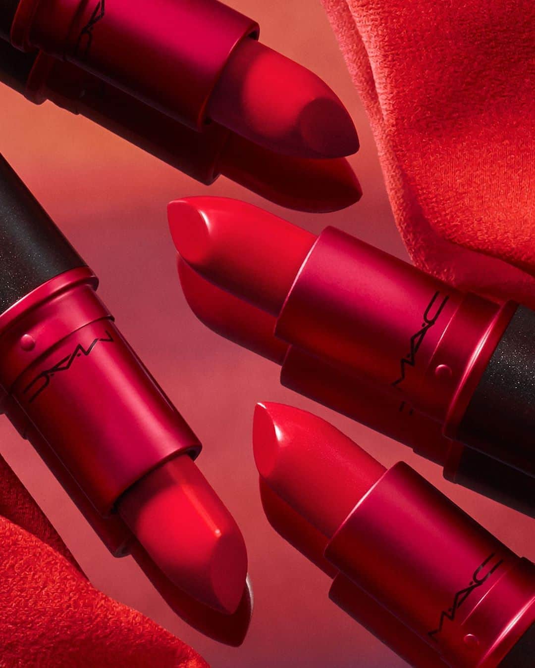 M∙A∙C Cosmetics Japanのインスタグラム：「#MACビバグラム 2020年 新色登場✨  ㅤ M·A·C ビバ グラム リップスティックの売上は、M·A·Cビバ グラム基金を通じて、健康で安心な未来とLGBTQの人々を含めたすべての人の平等な権利を支援する機関に寄付されています。 ㅤ 100％その売上が寄付されるリップスティックをあなたの手に💄 ㅤ #MACCosmeticsJapan #MACCosmetics #MAC #MACコスメ #マックコスメ #コスメ#コスメ紹介#コスメ好き#トレンドメイク#秋メイク#ビバグラム#赤リップ#MACリップ#リップ#リップメイク#リップスティック#ボリューム#ぷっくり#マットリップ#リップマニア」