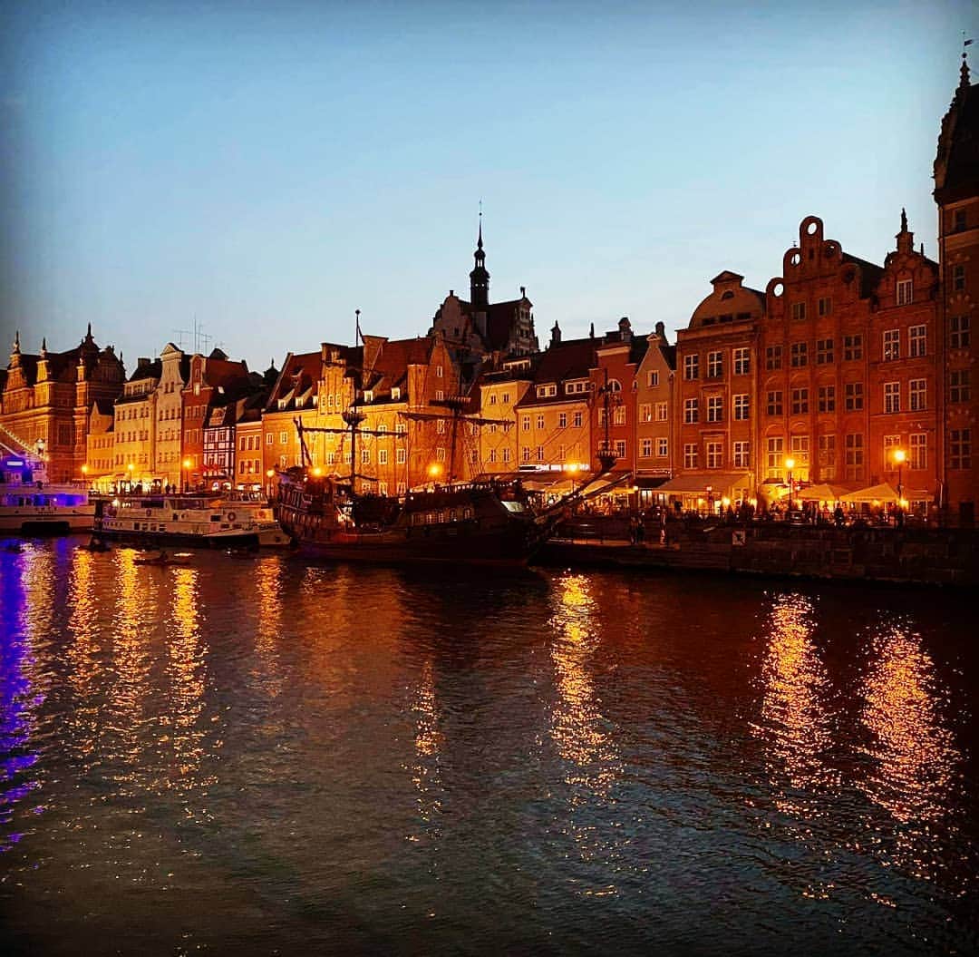 ポーランド政府観光局 ZOPOT w Tokioさんのインスタグラム写真 - (ポーランド政府観光局 ZOPOT w TokioInstagram)「グダンスクは中世の頃から交易を通じてポーランドと世界をつないだ街。この運河沿いはとっておきの散策スポットです。 #gdansk #nightview #visitgdansk #poland🇵🇱 #polandtravel #nightview  #ポーランド旅行  #もっとポーランド  fot. Iwona Stankiewicz」10月1日 11時51分 - polandtravel_jp