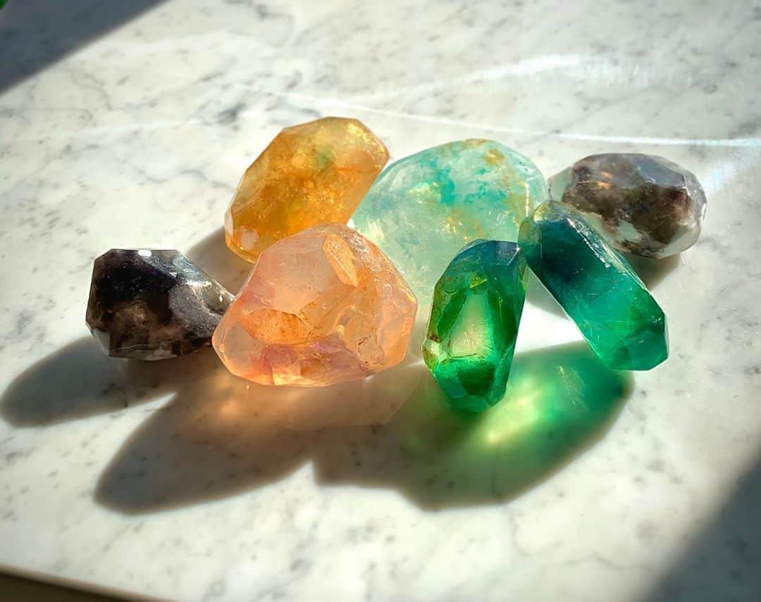 のインスタグラム：「新しい趣味💎 ・ 宝石せっけんの認定講師を取りました✨　 アゲートスライスに続いて、新たな趣味♪  ・ こちらももっと練習していつか 販売したり、教室したり、、、 するのかな？？😌  昔から、美術や家庭科、手芸、陶芸、ネイル、、 物作りが大好きです❤️ ・ ・ #midorikuzuoka  #葛岡碧 #葛岡碧手作り」