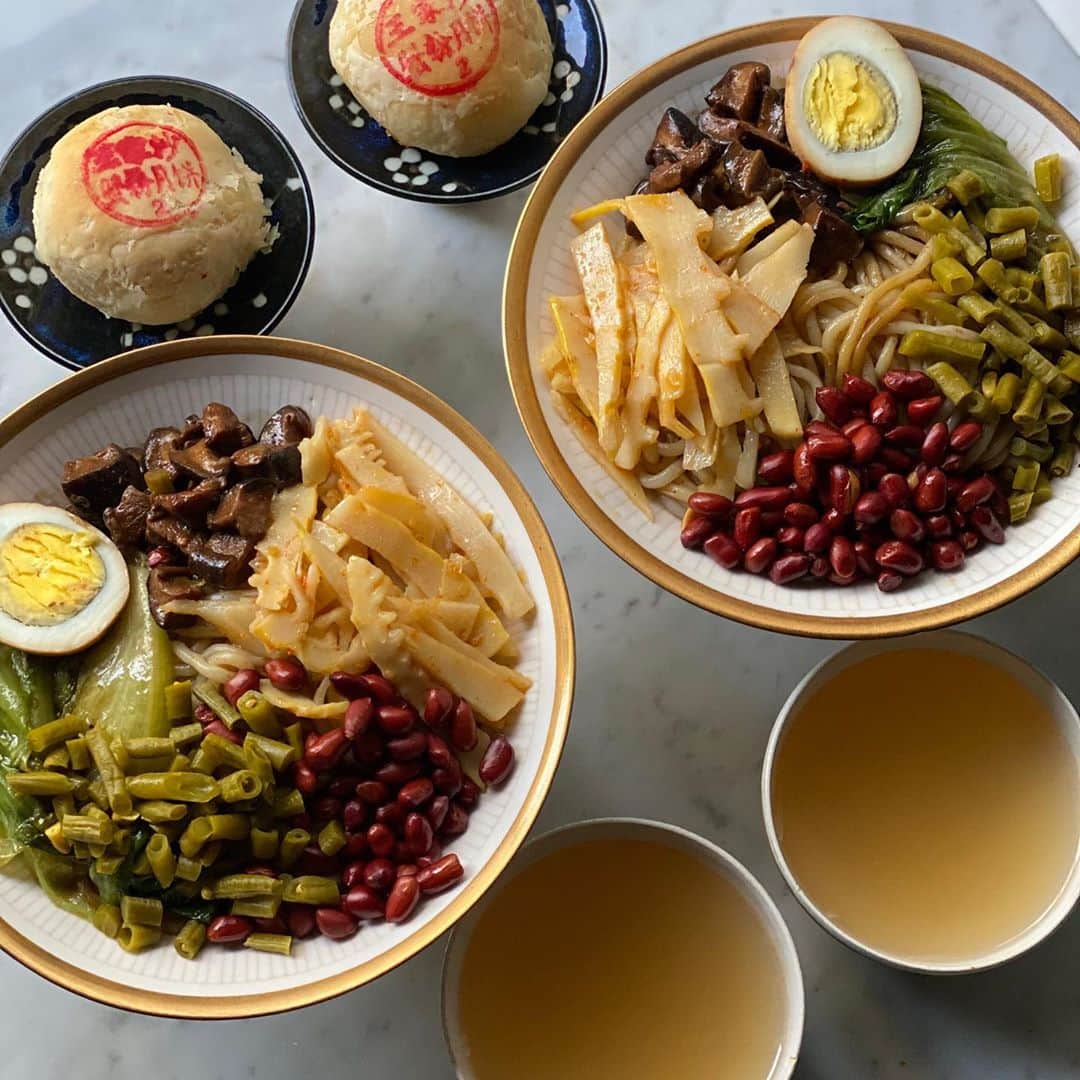 Symmetry Breakfastさんのインスタグラム写真 - (Symmetry BreakfastInstagram)「桂林米粉 Guilin Rice Noodles. We had these noodles on our recent trip to Guangxi province, rice noodles, with some braised gravy, sour bamboo shoots, peanuts, pickled cowpea and marinated egg. It’s eaten breakfast, lunch and dinner and usually from experience the portion size is absolutely massive 🤪 Today for the first time it’s not tea in the cup, but soup to go with the noodles. Finished with a Shanghainese mooncake because today is the start of Golden Week aka Moon Festival aka Mid-Autumn! 🌚 - - - - - - - - - - - - - - - - - We’re off to Fujian later today, first to Xiamen and then to see the tulou houses, Dehua for ceramics and finishing in Fuzhou for lacquerware and fish balls! #symmetrybreakfast #桂林米粉」10月1日 11時52分 - symmetrybreakfast