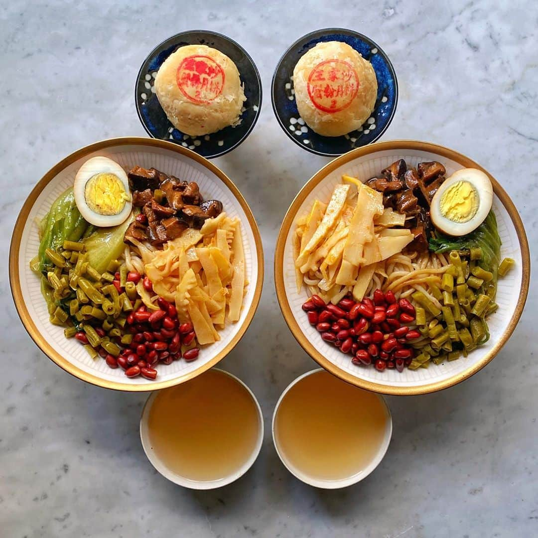 Symmetry Breakfastのインスタグラム：「桂林米粉 Guilin Rice Noodles. We had these noodles on our recent trip to Guangxi province, rice noodles, with some braised gravy, sour bamboo shoots, peanuts, pickled cowpea and marinated egg. It’s eaten breakfast, lunch and dinner and usually from experience the portion size is absolutely massive 🤪 Today for the first time it’s not tea in the cup, but soup to go with the noodles. Finished with a Shanghainese mooncake because today is the start of Golden Week aka Moon Festival aka Mid-Autumn! 🌚 - - - - - - - - - - - - - - - - - We’re off to Fujian later today, first to Xiamen and then to see the tulou houses, Dehua for ceramics and finishing in Fuzhou for lacquerware and fish balls! #symmetrybreakfast #桂林米粉」