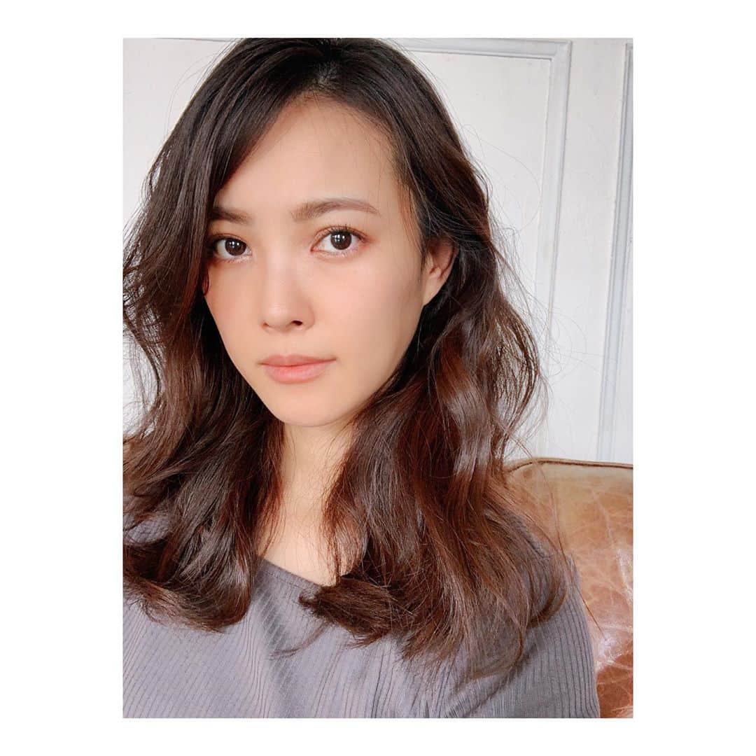 古川美有のインスタグラム：「Photo shooting day☺︎ . 髪伸びました。 バッサリ行きたいなぁー でもここまで綺麗に伸びたのも久々だからしばらくキープしたい気もする… 悩む。。 #photoshooting #modeling」