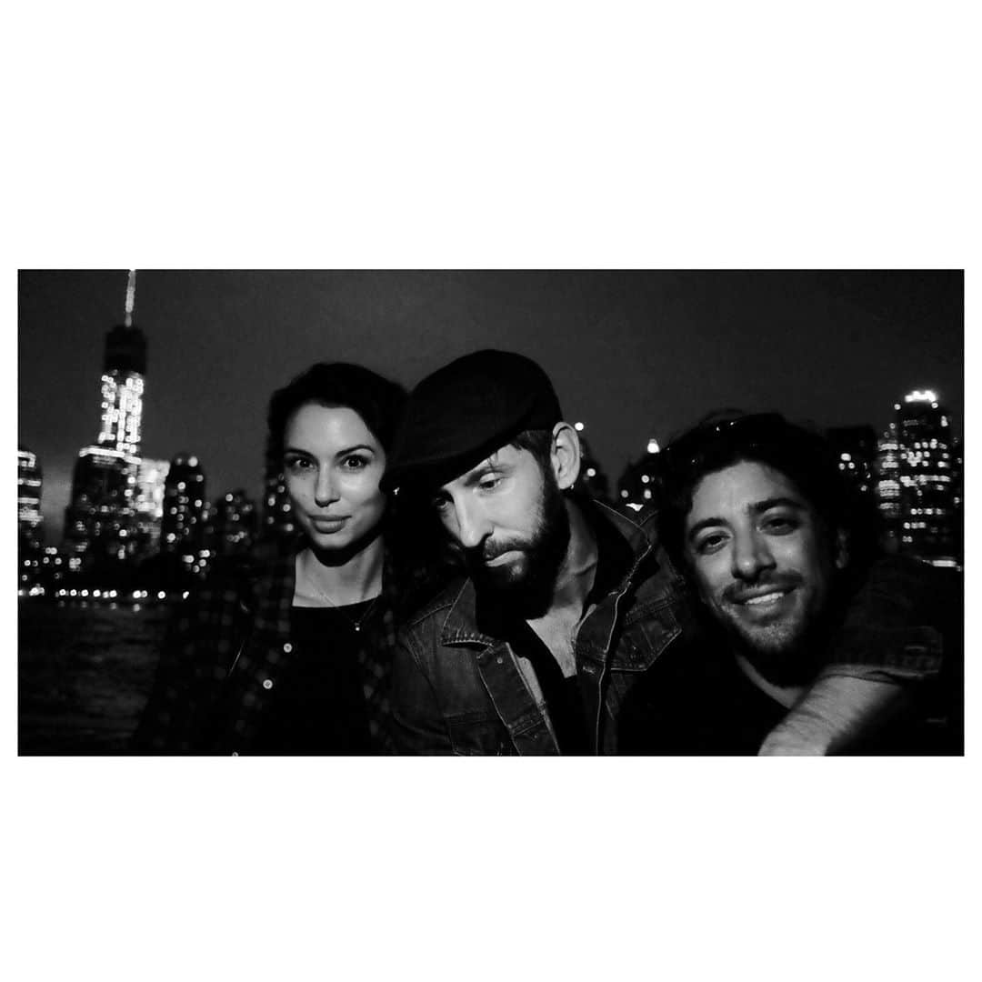 ジョエル・ムーアのインスタグラム：「Tbt ‘16   The OGs  🎶 we’re  the threee best friends that anyone could have 🎶  📷 @ericblackmon」