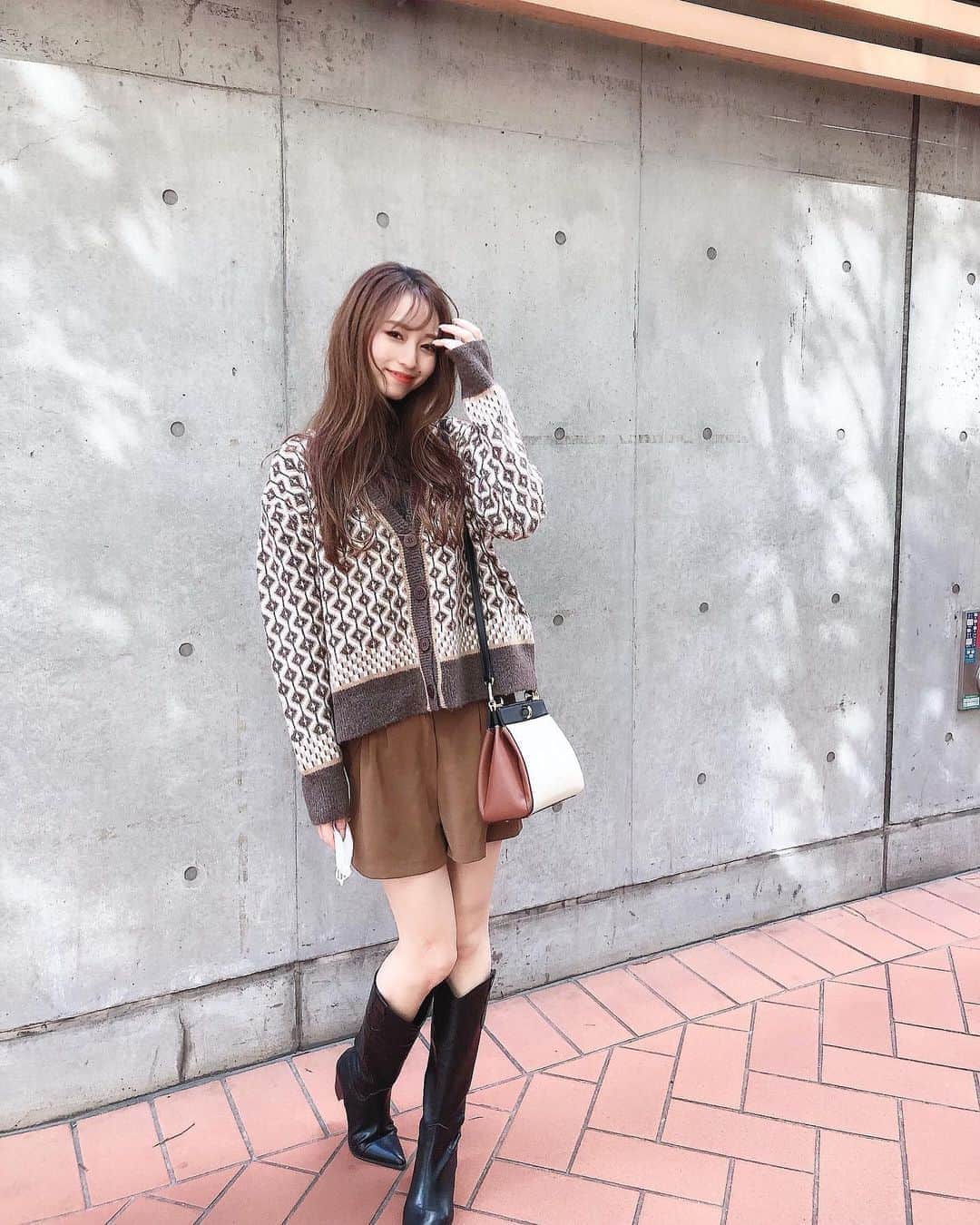 のインスタグラム：「≫≫👗... 小顔脚長の写り方🤳とお得な割引き情報  ㅤㅤㅤㅤㅤㅤㅤㅤㅤ ㅤㅤㅤㅤㅤㅤㅤㅤㅤㅤㅤㅤㅤㅤㅤㅤㅤ みんな投票ありがとう🙈❣️ ㅤㅤㅤㅤㅤㅤㅤㅤㅤㅤㅤㅤㅤ ㅤㅤㅤㅤㅤㅤㅤㅤㅤㅤㅤㅤㅤ ㅤㅤㅤㅤㅤㅤㅤㅤㅤㅤㅤㅤㅤ お昼の投稿は、この前ストーリーに載せた時に ご質問いただいてたコーディネートについて...🦔🧶 ㅤㅤㅤㅤㅤㅤㅤㅤㅤㅤㅤㅤㅤ ㅤㅤㅤㅤㅤㅤㅤㅤㅤㅤㅤㅤㅤ  𝘛𝘰𝘱𝘴　@spicaglow  𝘣𝘰𝘵𝘵𝘰𝘮　？ ㅤㅤㅤㅤㅤㅤㅤㅤㅤㅤㅤㅤㅤ 𝘣𝘰𝘰𝘵𝘴  @amail_official  ㅤㅤㅤㅤㅤㅤㅤㅤㅤㅤㅤㅤㅤ ㅤㅤㅤㅤㅤㅤㅤㅤㅤㅤㅤㅤㅤ ㅤㅤㅤㅤㅤㅤㅤㅤㅤㅤㅤㅤㅤ  ☑︎レトロカーディガン　¥10,800- (３色)  レトロなニットガーデは、ルーズシルエットが可愛くて❤︎ ㅤㅤㅤㅤㅤㅤㅤㅤㅤㅤㅤㅤㅤ ㅤㅤㅤㅤㅤㅤㅤㅤㅤㅤㅤㅤㅤ 冬はインナーにハイネックのニット入れようと計画中🥰！ カジュアルにデニム合わせもいいなぁ🥴👏🏻 ㅤㅤㅤㅤㅤㅤㅤㅤㅤㅤㅤㅤㅤ ㅤㅤㅤㅤㅤㅤㅤㅤㅤㅤㅤㅤㅤ ベージュ、ブラック、ブラウンの３色あって、私はブラウンにしたよ🧸🏹 ㅤㅤㅤㅤㅤㅤㅤㅤㅤㅤㅤㅤㅤ  ㅤㅤㅤㅤㅤㅤㅤㅤㅤㅤㅤㅤㅤ ストーリーに乗せた時に、このカーディガン欲しいって言うてる子がいたから もし買いたいって子はお得に買い物してください😚👇🏻  🎟 1000円引きクーポン　【psh1300】  ㅤㅤㅤㅤㅤㅤㅤㅤㅤㅤㅤㅤㅤ  ☑︎ウエスタンブーツ　¥16,000- ( ２色 ) ㅤㅤㅤㅤㅤㅤㅤㅤㅤㅤㅤㅤㅤ ㅤㅤㅤㅤㅤㅤㅤㅤㅤㅤㅤㅤㅤ 今まで持ってなかったウエスタンブーツ👢 ㅤㅤㅤㅤㅤㅤㅤㅤㅤㅤㅤㅤㅤ 足がスッキリ綺麗に見えるVカットになってるから脚長効果に最適◎ 爪先が細いデザインなので、前から見てもスッキリ見える！ 爪先が細いから馴染むまで少し痛い子もいるかもやけど、ヒールも高くないし歩きやすい。  ㅤㅤㅤㅤㅤㅤㅤㅤㅤㅤㅤㅤㅤ ちなみに、私が普段実践してる 脚長小顔に見えちゃう撮り方も スライドさせたら見えるようにしてるよ🤫▶︎▶︎▶︎ ㅤㅤㅤㅤㅤㅤㅤㅤㅤㅤㅤㅤㅤ ㅤㅤㅤㅤㅤㅤㅤㅤㅤㅤㅤㅤㅤ ㅤㅤㅤㅤㅤㅤㅤㅤㅤㅤㅤㅤㅤ 自分の撮られ方でこうも変わるか？ ってぐらい変わるから、私はコーディネート撮る時は顔より姿勢やお洋服の見せ方に神経使ってる🤢🌀 ㅤㅤㅤㅤㅤㅤㅤㅤㅤㅤㅤㅤㅤ  ㅤㅤㅤㅤㅤㅤㅤㅤㅤㅤㅤㅤㅤ スタイルが良く見えると、お洋服も更に可愛く見えるし、なんせ自分も盛れる🤩🤩🤩✌🏻 ㅤㅤㅤㅤㅤㅤㅤㅤㅤㅤㅤㅤㅤ ㅤㅤㅤㅤㅤㅤㅤㅤㅤㅤㅤㅤㅤ ㅤㅤㅤㅤㅤㅤㅤㅤㅤㅤㅤㅤㅤ 他にもスタイルよく写るコツは沢山あるから、 もし今回の投稿が好評ならみんなにシェアしようかなぁ🙈  ㅤㅤㅤㅤㅤㅤㅤㅤㅤㅤㅤㅤㅤ  ストーリーにも脚長い🥺！小顔！！って 沢山DMいただいたけど...詐欺ってます🥺 ㅤㅤㅤㅤㅤㅤㅤㅤㅤㅤㅤㅤㅤ ㅤㅤㅤㅤㅤㅤㅤㅤㅤㅤㅤㅤㅤ  実際は巨顔で足も短いけど、本当写り方を工夫するだけでこんなに違うんやで😂！  ㅤㅤㅤㅤㅤㅤㅤㅤㅤㅤㅤㅤㅤ ㅤㅤㅤㅤㅤㅤㅤㅤㅤㅤㅤㅤㅤ Its illusion🦹🏼‍♀️🦹🏻🎉 ㅤㅤㅤㅤㅤㅤㅤㅤㅤㅤㅤㅤㅤ ㅤㅤㅤㅤㅤㅤㅤㅤㅤㅤㅤㅤㅤ ㅤㅤㅤㅤㅤㅤㅤㅤㅤㅤㅤㅤㅤ 本当、写り方で全然違うでしょ😂？？？  ㅤㅤㅤㅤㅤㅤㅤㅤㅤㅤㅤㅤㅤ 短足巨顔の写真載せるのどうかなぁーって思ったけど、みんなの参考になれば嬉しい🥺✨ ㅤㅤㅤㅤㅤㅤㅤㅤㅤㅤㅤㅤㅤ ㅤㅤㅤㅤㅤㅤㅤㅤㅤㅤㅤㅤㅤ  ㅤㅤㅤㅤㅤㅤㅤㅤㅤㅤㅤㅤㅤ  ㅤㅤㅤㅤㅤㅤㅤㅤㅤㅤㅤㅤㅤ  #今日のコーデ #プチプラファッション#プチプラ #ファッション #コーディネート#きょコ #秋服#秋コーデ#秋ファッション #大人コーデ#カーディガン#ロングブーツ #今日のコーディネート #ファッションコーデ#大人可愛い #大人カジュアル#大人女子 #スタイルアップ #着痩せ#spicaglow#spicaglowstyle」