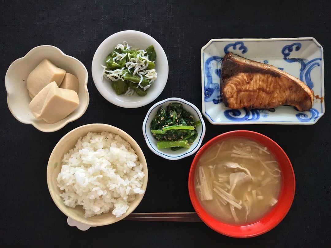 奥村佳恵のインスタグラム：「🐟❤️ #かえごはん #kae_gohan  #おうちごはん  #あさごはん  #おひるごはん  #朝昼ごはん  #ぶりの照り焼き  #brunch  #うつわ  #骨董  #輪島塗  #信楽焼  #松本伴宏  #古谷浩一  #雲の箸置き」