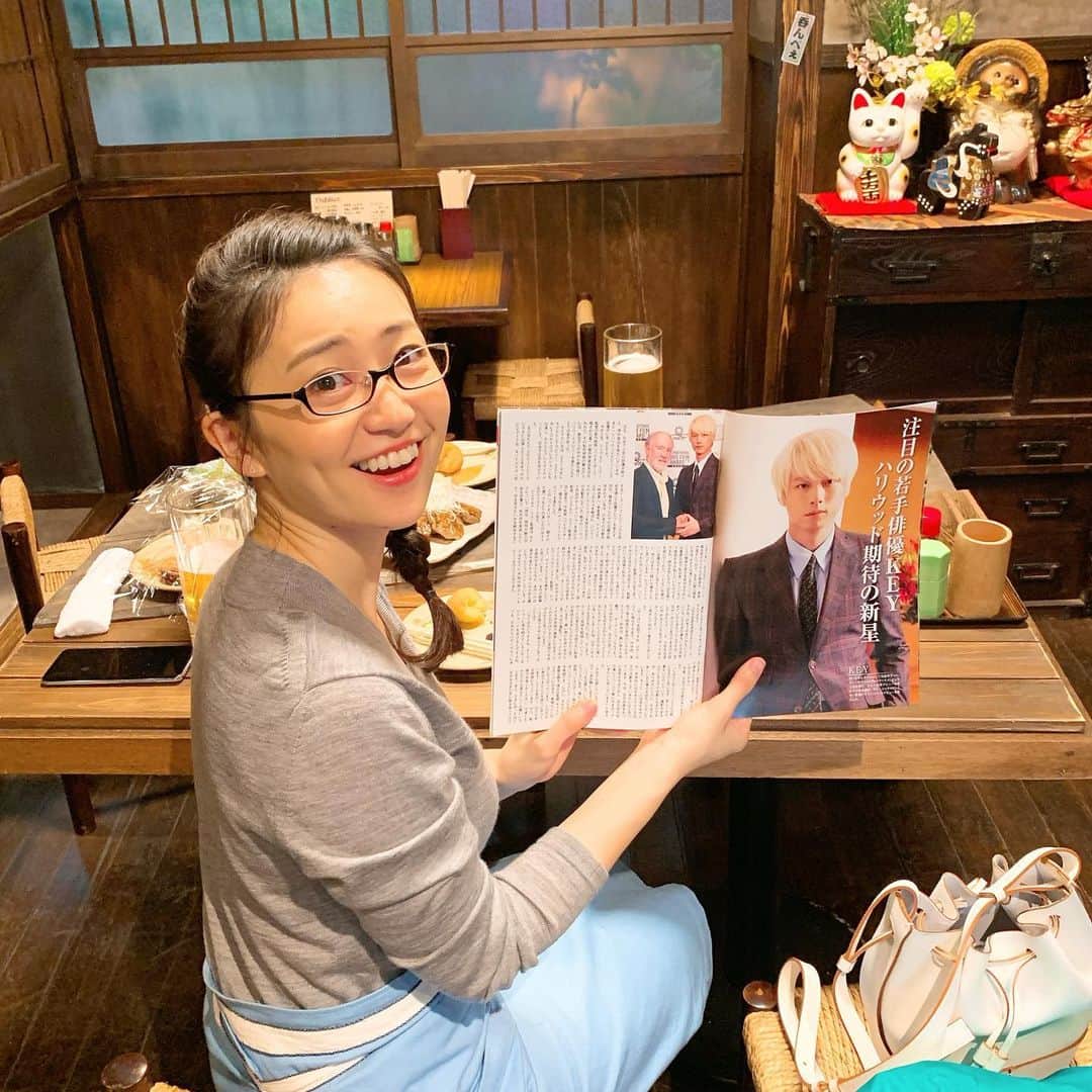 東京タラレバ娘さんのインスタグラム写真 - (東京タラレバ娘Instagram)「スペシャルでは海外でも活躍する俳優となったKEY。活躍っぷりを雑誌で見つけるシーンがございます。「すごくな〜い？」と言ってるような顔の小雪さん。かなり激しく同意です。手の届かない人になっちゃったのかしら…と不安になりますがご安心を。KEYはKEYのままでした。そして本人が本人の写る雑誌を持つシュール写真も頂きました。あざます！ #タラレバ #東京タラレバ娘 #タラレバ2020 #東村アキコ #倫子たちの前のKEYと #お仕事をしている時のKEY #そして一人になった時の切なそうなKEY #本当にギャップありすぎて困るんですけど #脳みそがついていきません #２時間の中で何が描かれるのか #というか２時間に収まっているのか急に不安になってきた #きっと大丈夫 #吉高由里子 #榮倉奈々 #大島優子 #坂口健太郎 #鈴木亮平 #田中圭 #平岡祐太 #石川恋 #松下洸平 #渡辺大知」10月1日 12時04分 - tarareba_ntv