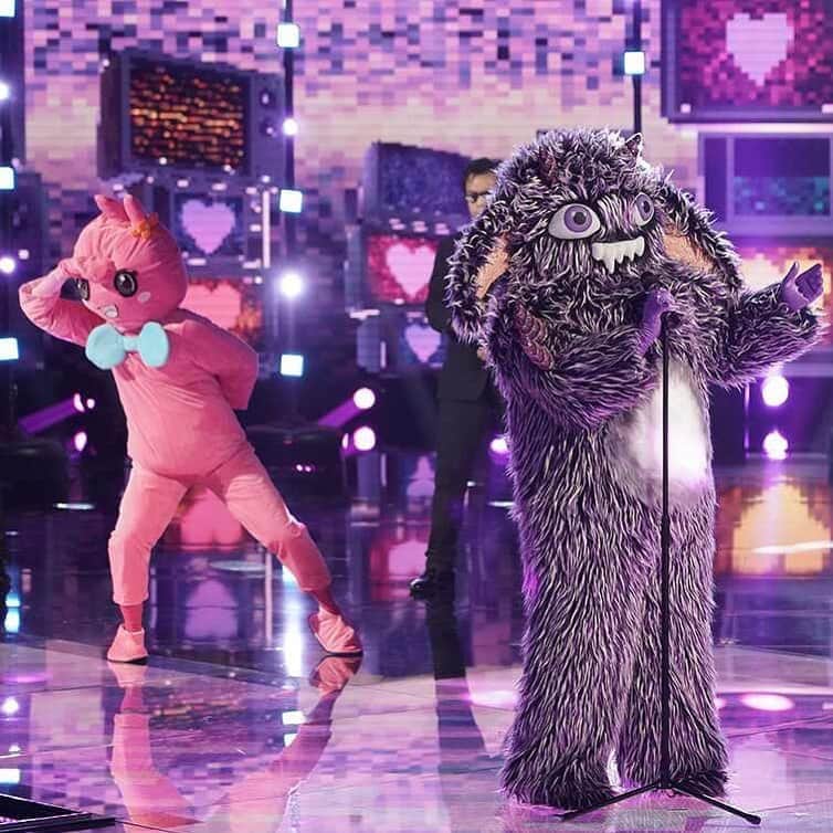 E! Onlineさんのインスタグラム写真 - (E! OnlineInstagram)「It was a first on #TheMaskedSinger after one contestant ended up eliminating themselves right after their performance. 👀 Link in bio for the season 4 surprise. (📷: Fox)」10月1日 12時01分 - enews