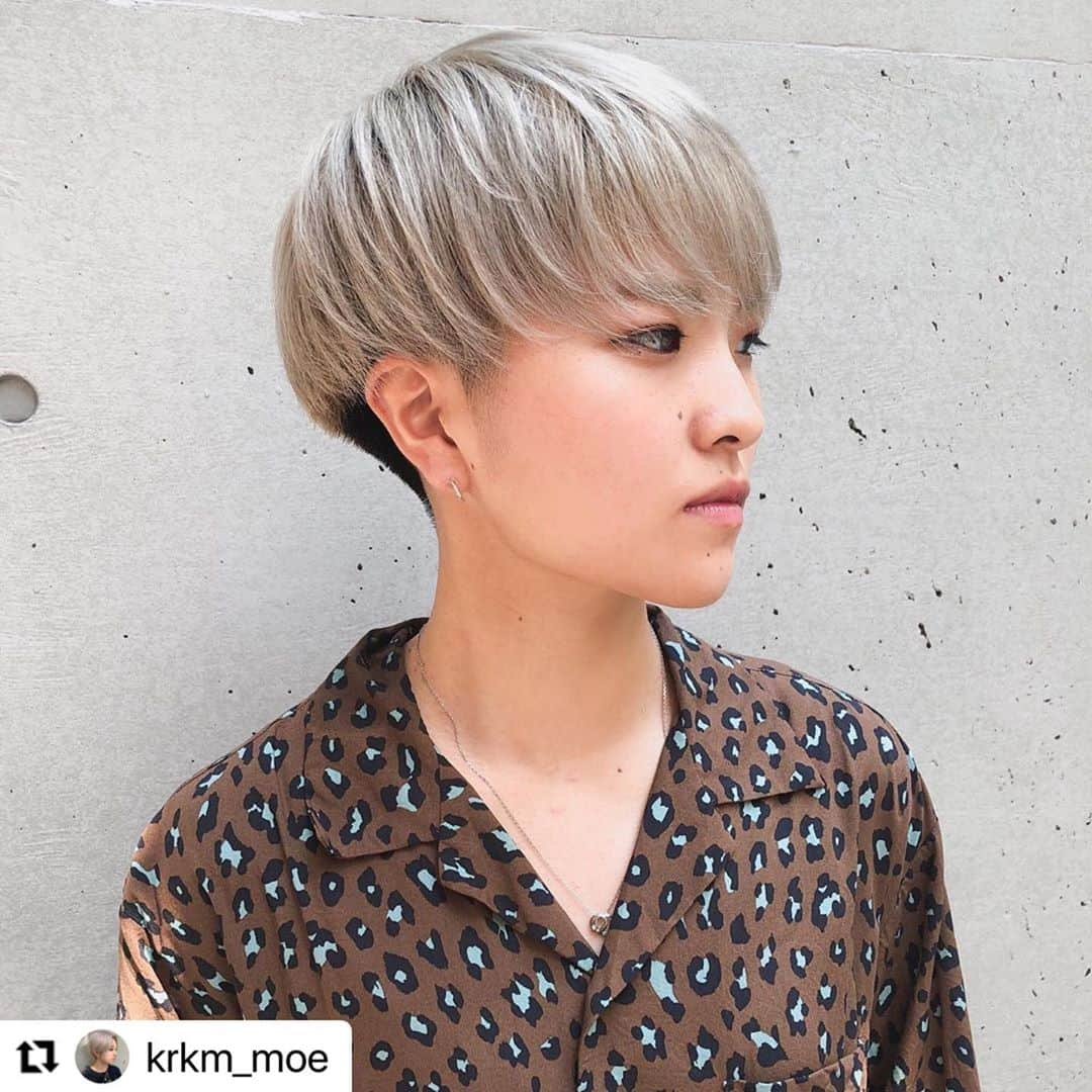 Hairsalon BREEN Tokyoのインスタグラム：「【 マッシュ 】 . ナチュラルだけどハイトーンを活かす 毛先が動かしやすいマッシュ！🤍 . 前回染めたシルバーがお似合いです◎ バランスよく見せるために 刈り上げにはこだわります🔥 . ご来店ありがとうございました！ ご予約はDM、ホットペッパーからお願いします！」