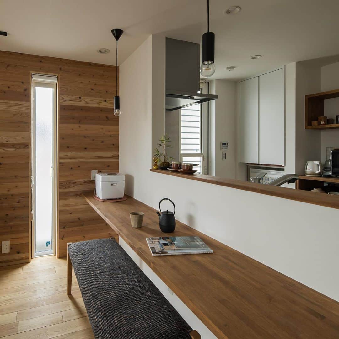 ルポハウス一級建築士事務所さんのインスタグラム写真 - (ルポハウス一級建築士事務所Instagram)「・ ・ ・ オーダーメイドの「見せる」食器棚。 ・ 収納するものに合わせた棚板の高さなど、相談を重ねて作り込んでいます。 ・ オーダーメイドならではの使い勝手の良さが、お施主様のお気に入り。 ・ ・ ・ 𓐌𓐌𓐌𓐌𓐌𓐌𓐌𓐌𓐌𓐌𓐌𓐌𓐌𓐌𓐌𓐌𓐌𓐌  ルポハウスの施工事例はこちらまで☞ @reposhouse  𓐌𓐌𓐌𓐌𓐌𓐌𓐌𓐌𓐌𓐌𓐌𓐌𓐌𓐌𓐌𓐌𓐌𓐌 #ルポハウス は#ちょっとかっこいい家 を"友人のために" という思いでつくっています。 一生に一度の#マイホーム。 「あなたにしかできない」×「ルポハウスだからできる」で、 私たちだけの#家づくり を思いっきり楽しんでみませんか？！ ・ ・ ・ #住宅 #注文住宅 #新築一戸建て #シンプルな暮らし #デザイナーズ住宅  #一級建築士事務所 #設計事務所 #design #simple #滋賀 #大津 #草津#設計士とつくる家 #instahouse #キッチンインテリア #造作家具 #造作食器棚」10月1日 12時12分 - reposhouse
